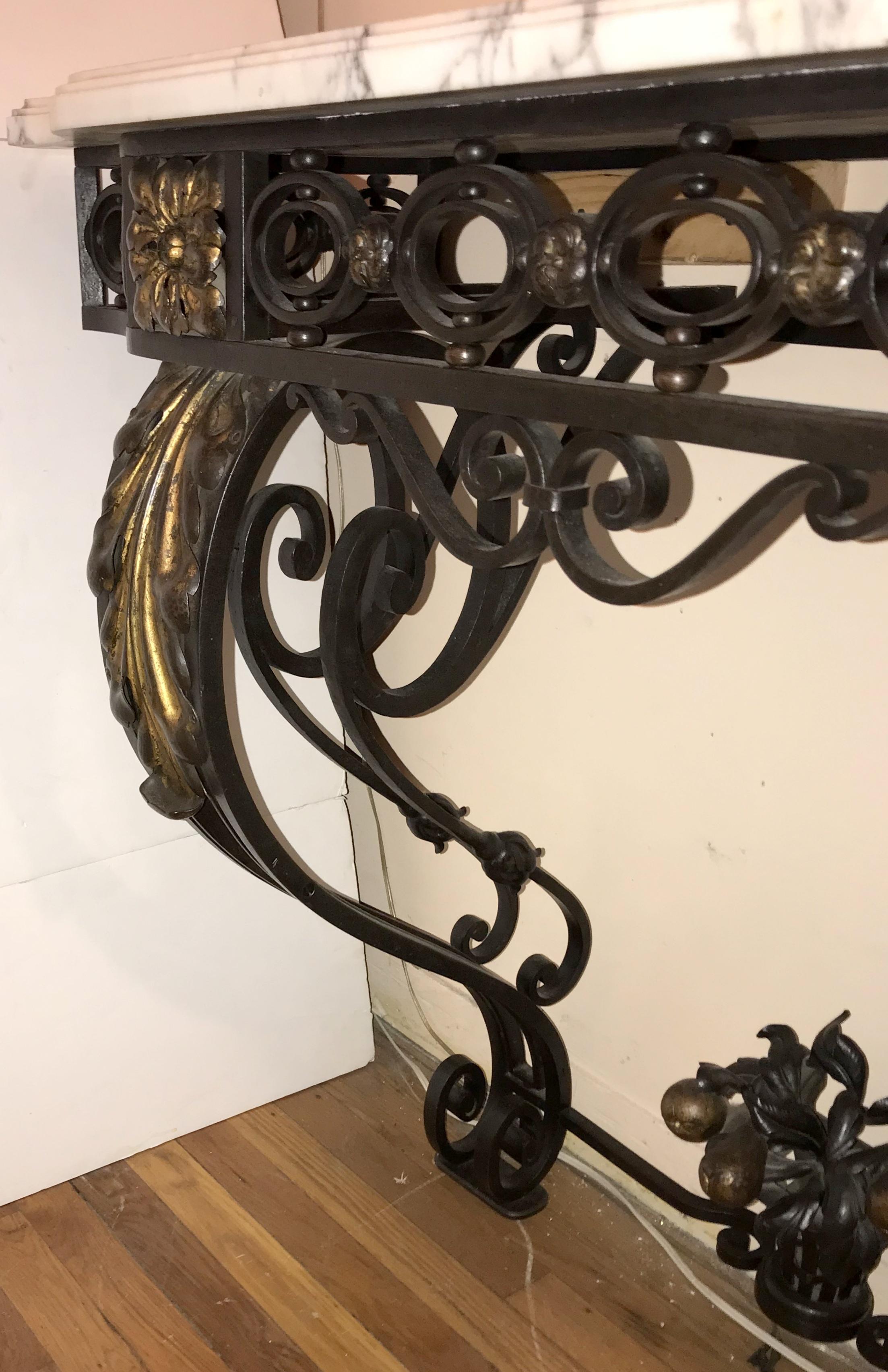 Début du 20ème siècle Merveilleuse table console baroque française en fer forgé doré à plateau en marbre Louis XV en vente
