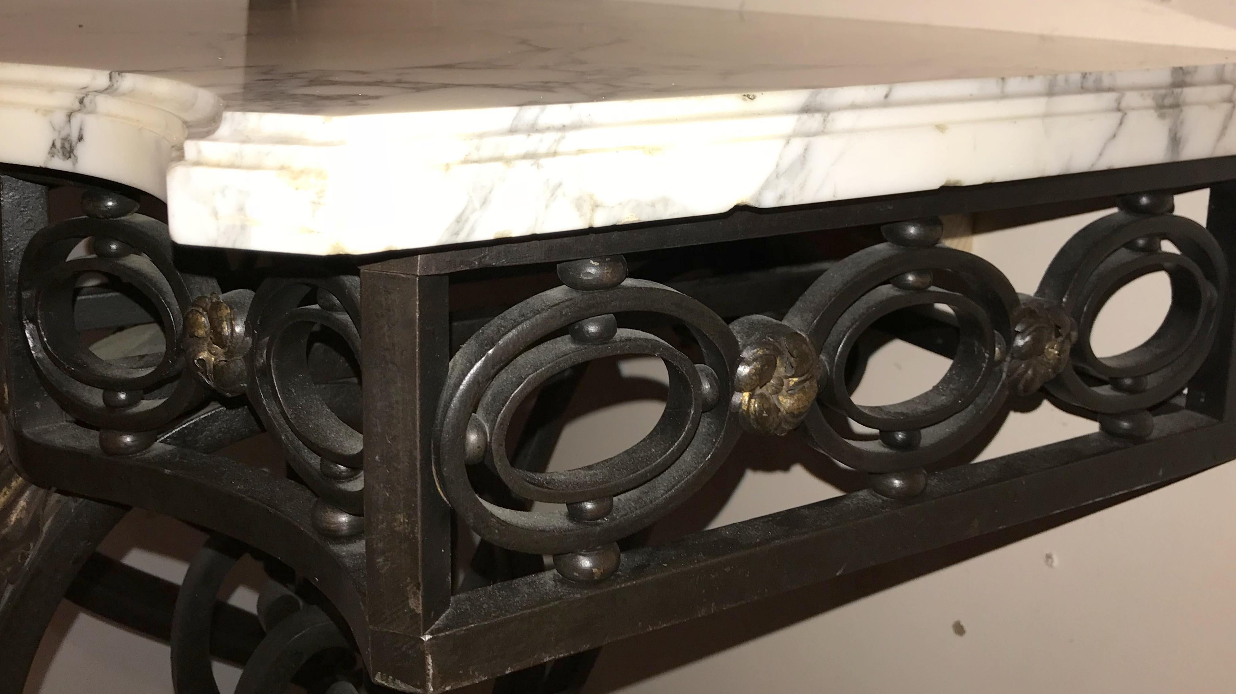 Fer forgé Merveilleuse table console baroque française en fer forgé doré à plateau en marbre Louis XV en vente