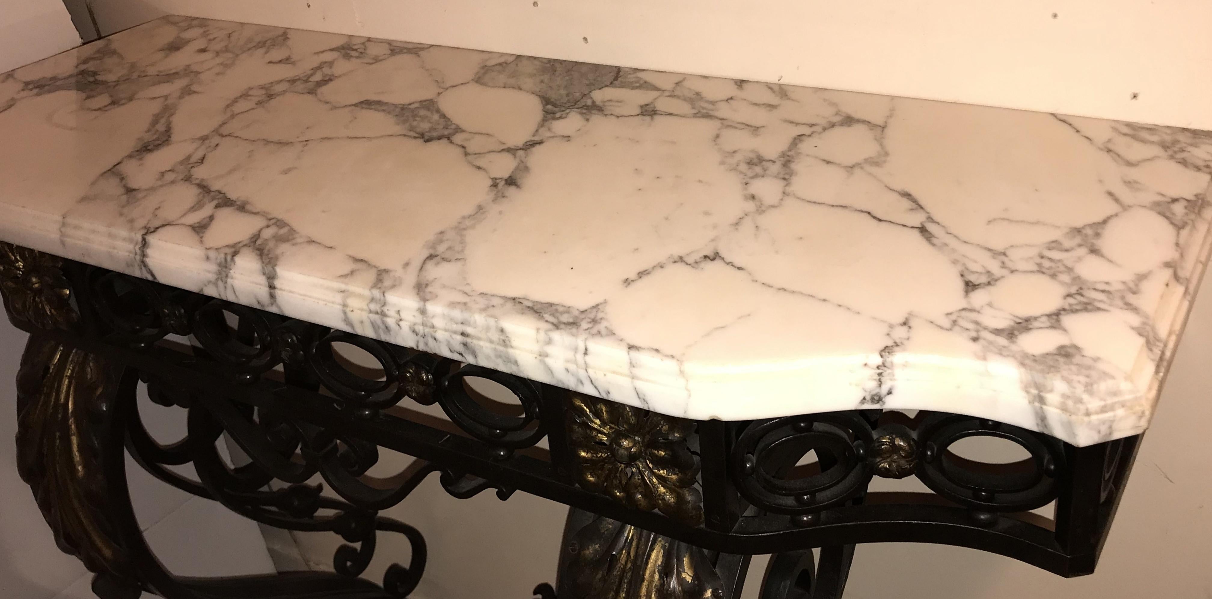 Merveilleuse table console baroque française en fer forgé doré à plateau en marbre Louis XV en vente 1