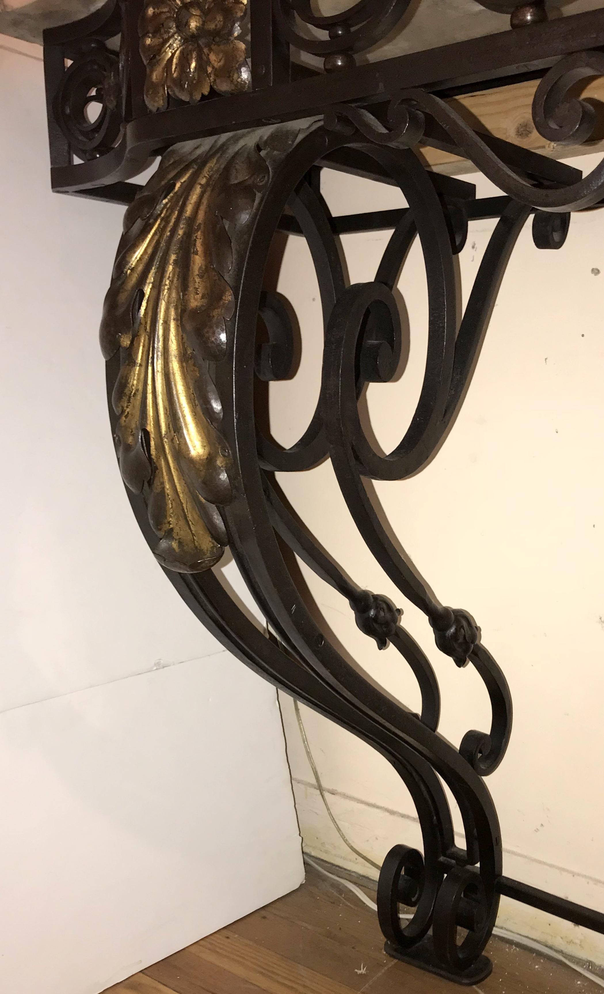 Merveilleuse table console baroque française en fer forgé doré à plateau en marbre Louis XV en vente 2