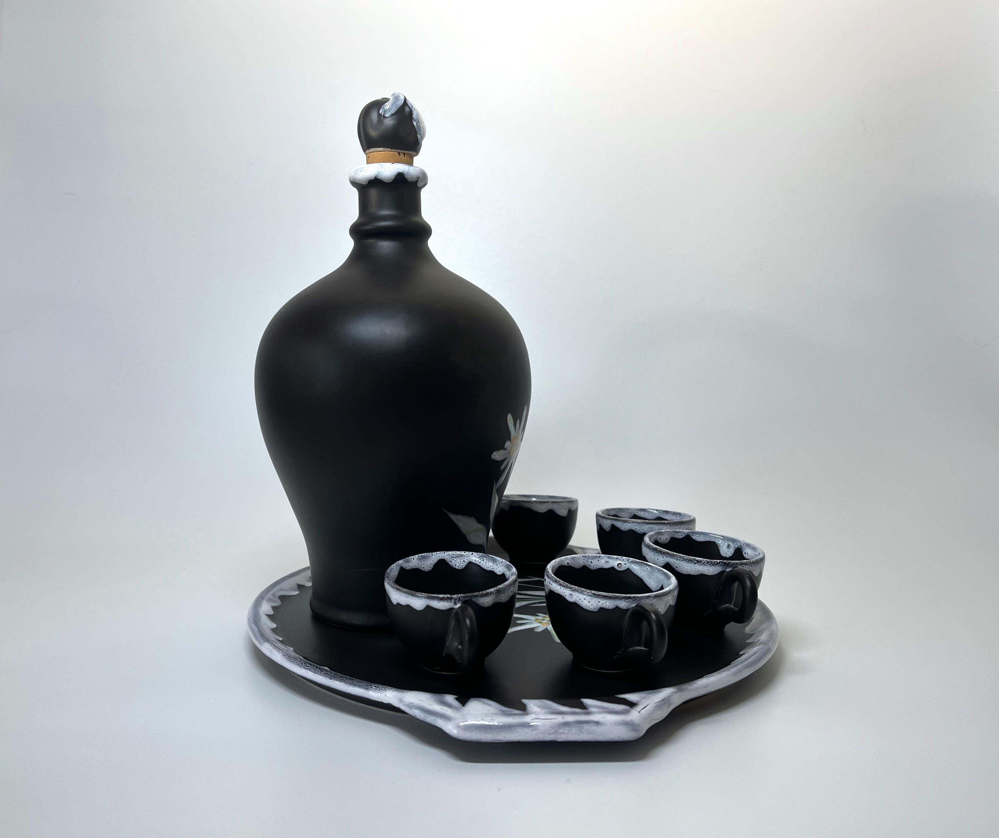 Français Merveilleux ensemble carafe à liqueur Gabriel Fourmaintraux Edelweiss Flower Ceramic  en vente