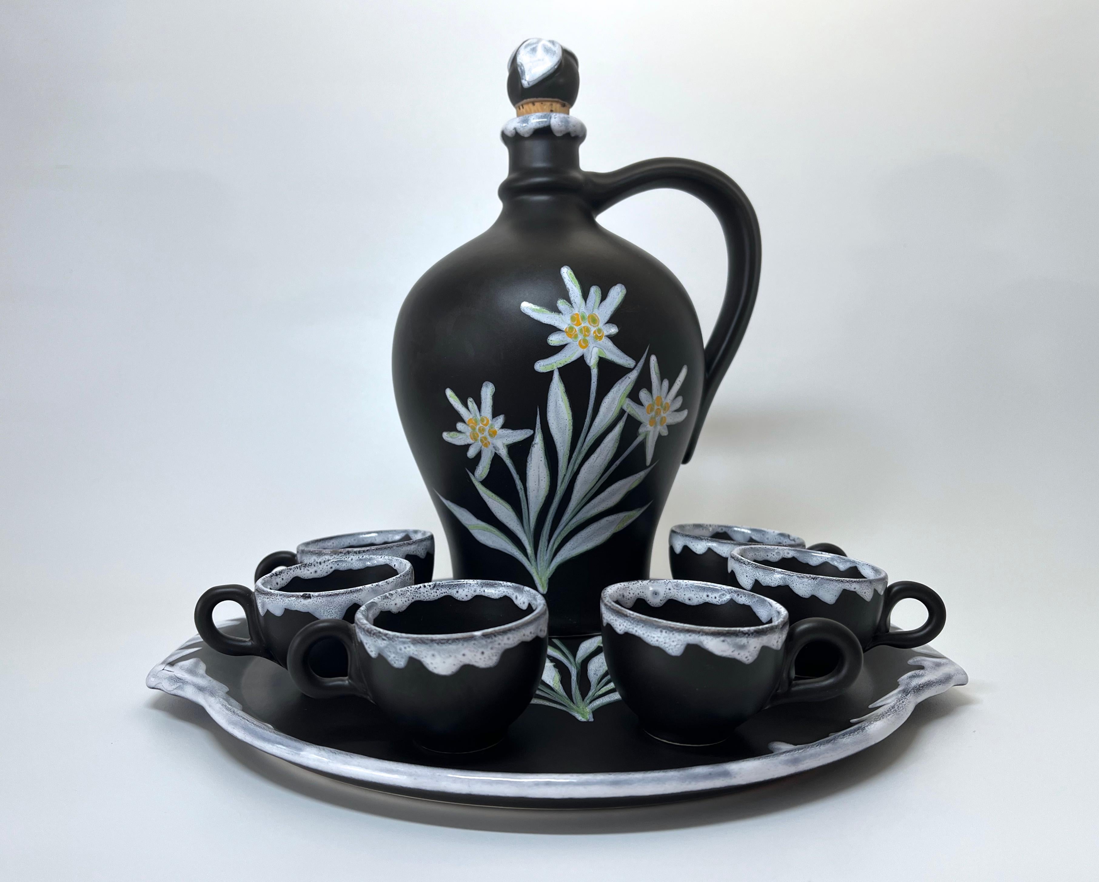 Merveilleux ensemble carafe à liqueur Gabriel Fourmaintraux Edelweiss Flower Ceramic  Excellent état - En vente à Rothley, Leicestershire