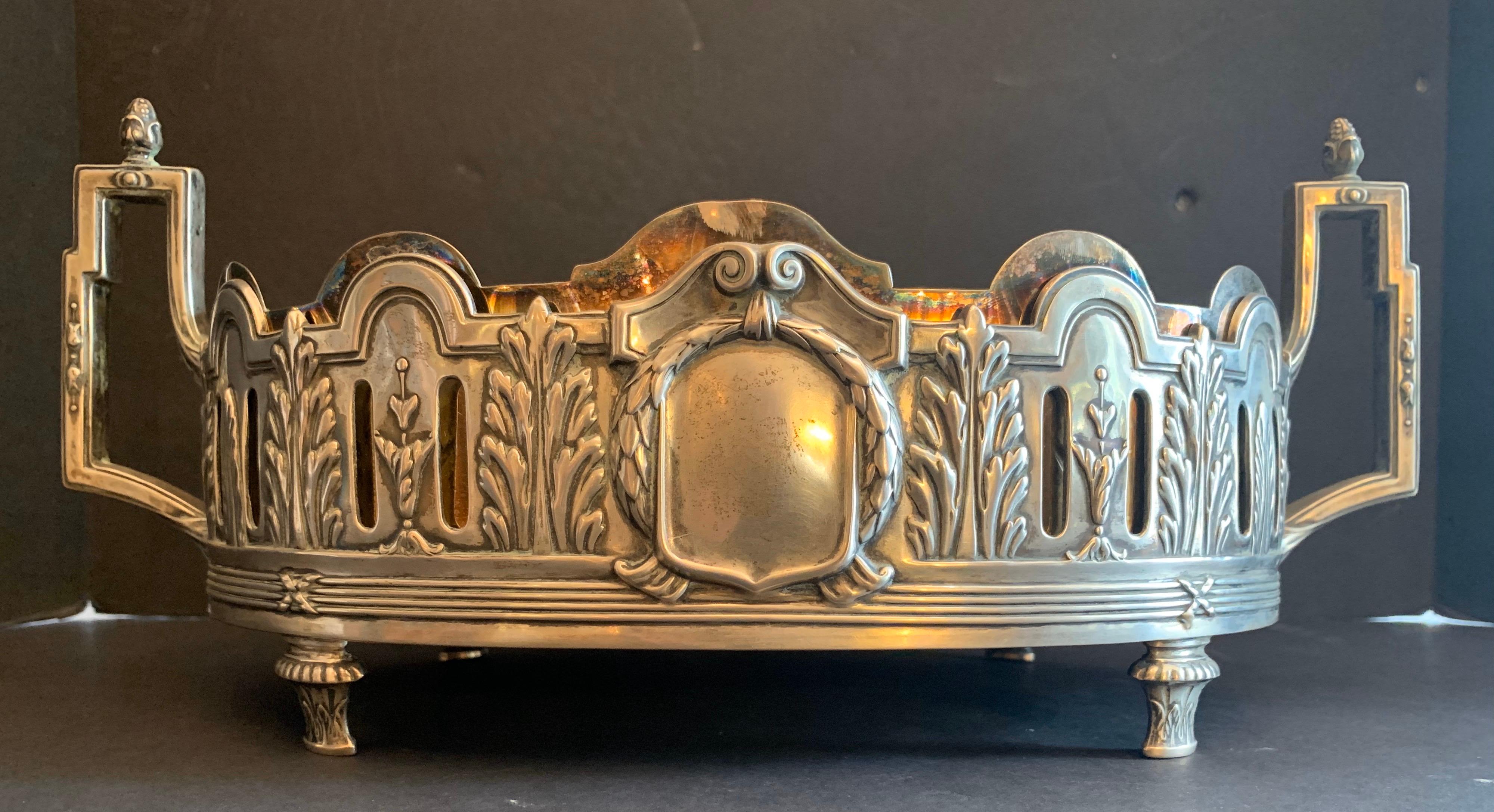 Merveilleux Cache-pot / Jardinière / Centre de table néoclassique allemand en argent sterling 800 de Lazarus POSEN, avec couvercle plaqué argent.