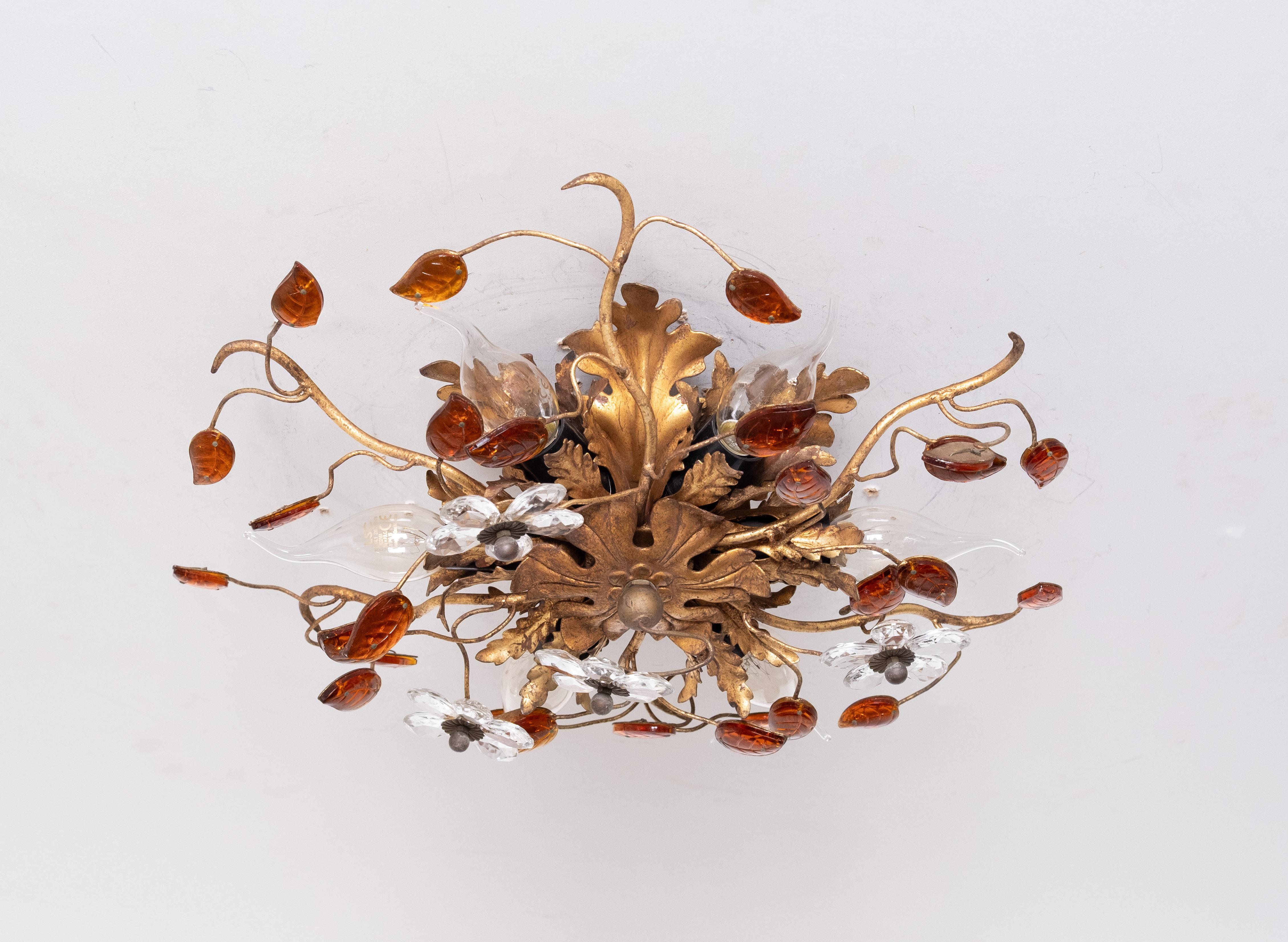 Maravilloso candelabro o plafón floral dorado de Banci Firenze, a menudo atribuido a la Maison Bagues. Combinación de metal dorado rodeado de hojas y flores de cristal. En perfecto estado y sin daños,  Ejemplo que ofrece 6 puntos de luz en total.