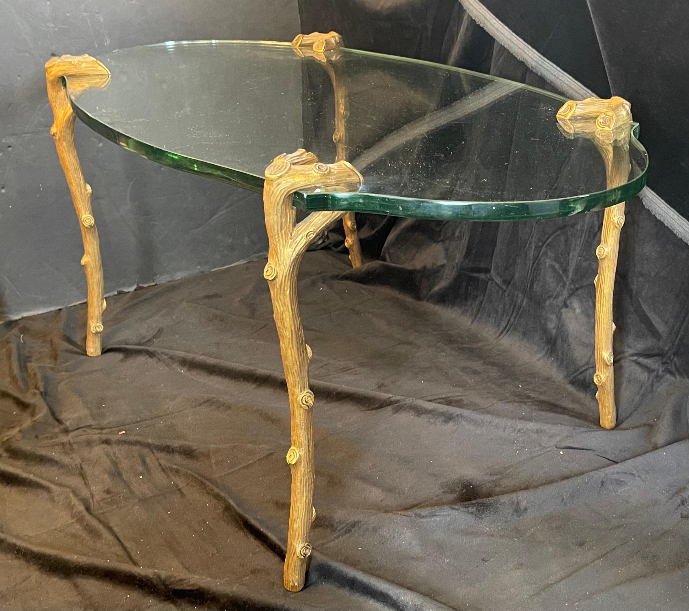 Table à café ou à cocktail de style Bagues, en bronze doré, à pieds en forme de branches, avec un plateau de verre ovale incurvé.
Estampillé P.E. Guerin New York

Mesures : 19
