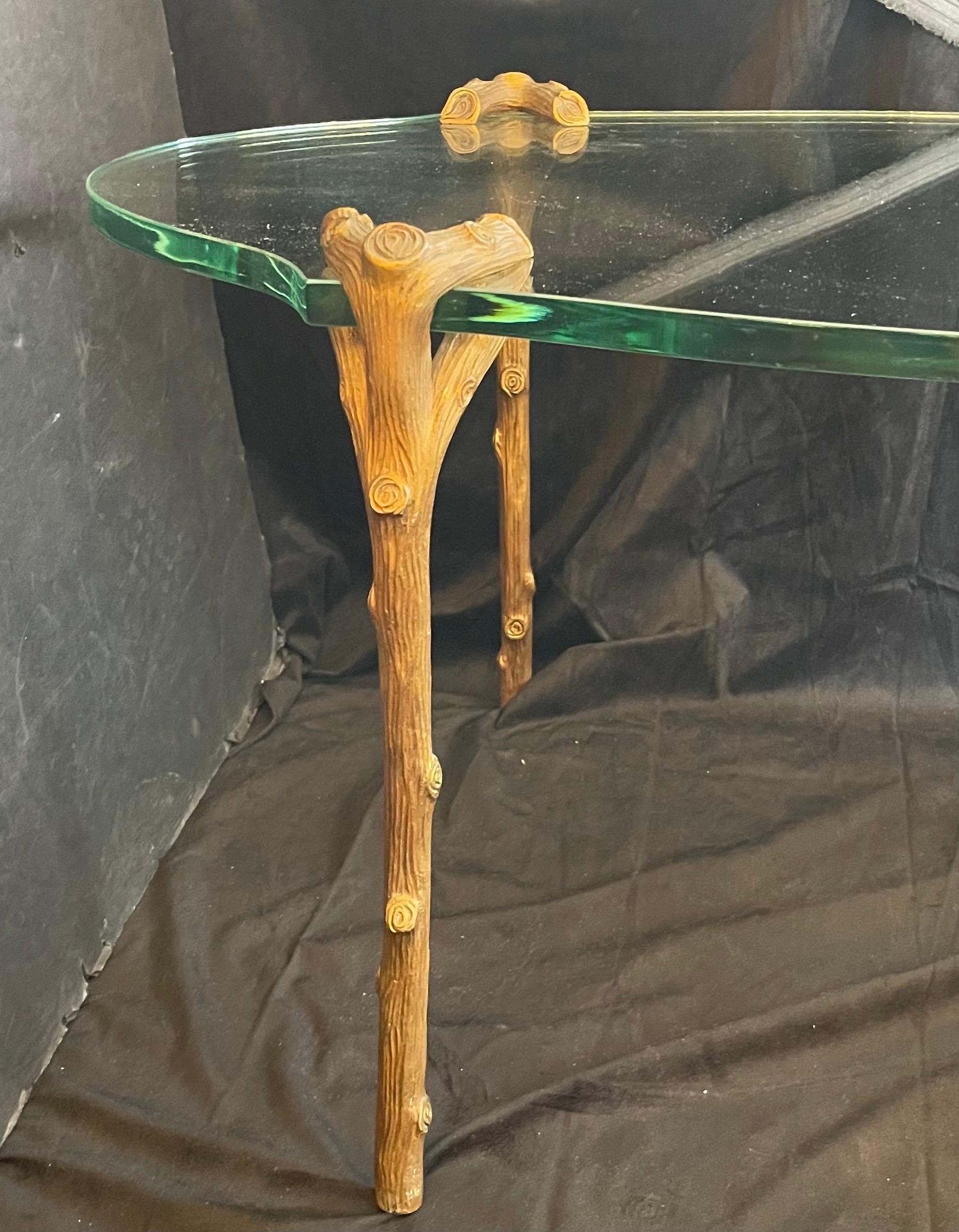 Français Merveilleuse table à cocktail ovale en verre Bagues en bronze doré Branch Guerin en vente