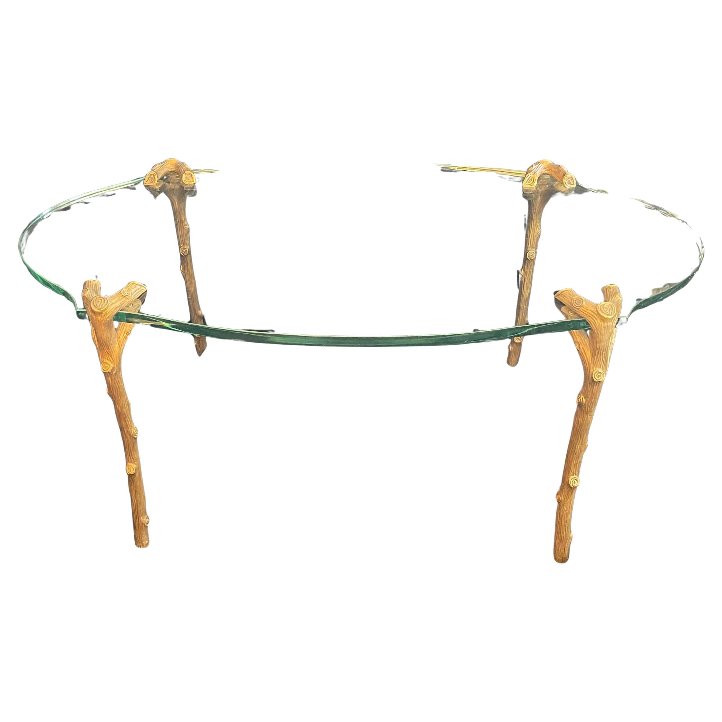 Merveilleuse table à cocktail ovale en verre Bagues en bronze doré Branch Guerin
