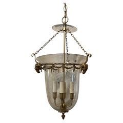 Merveilleuse lanterne en bronze doré à tête de bélier de style néoclassique à clochettes en verre