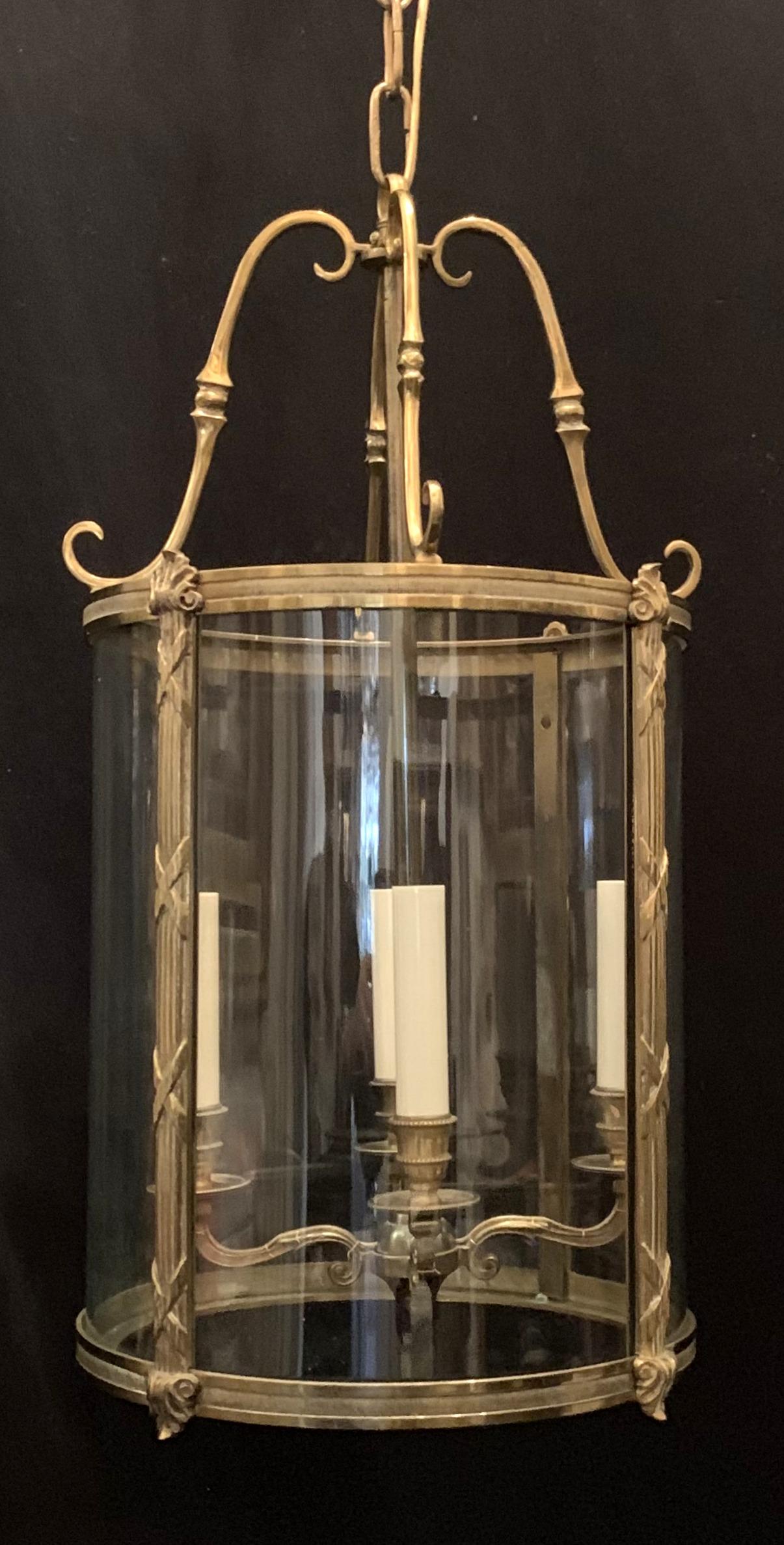 Mid-20th Century Wonderful Gilt Bronze Readed X-Pattern Curved Glass Lantern Neoclassical Fixture For Sale