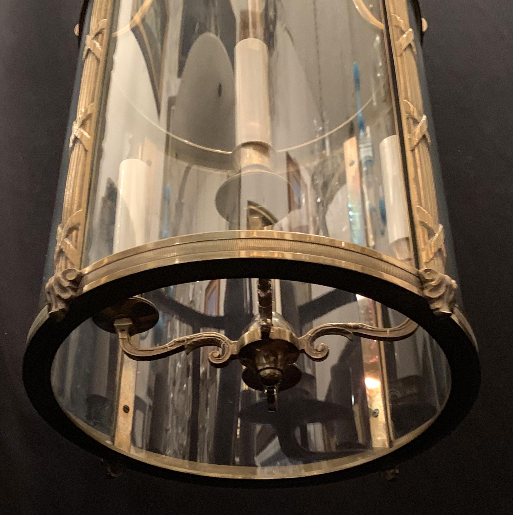 Neoklassizistische Leuchte aus geschwungenem Glas mit vergoldeter Bronze und X-Muster, Wunderschön im Zustand „Gut“ im Angebot in Roslyn, NY