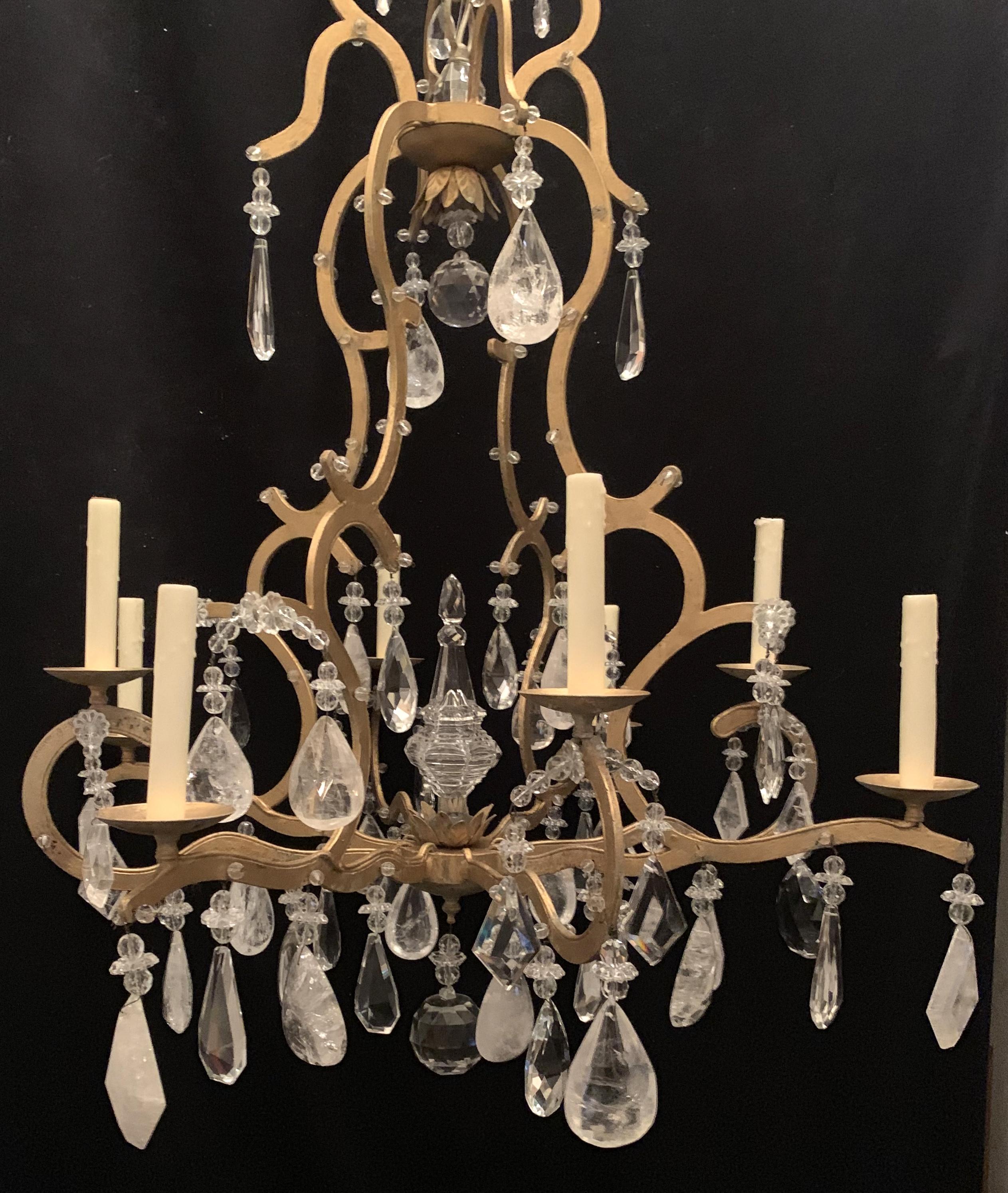 Mid-Century Modern Merveilleux lustre en fer doré Baguès Rock Crystal Beaded Large Jansen Luminaire en vente