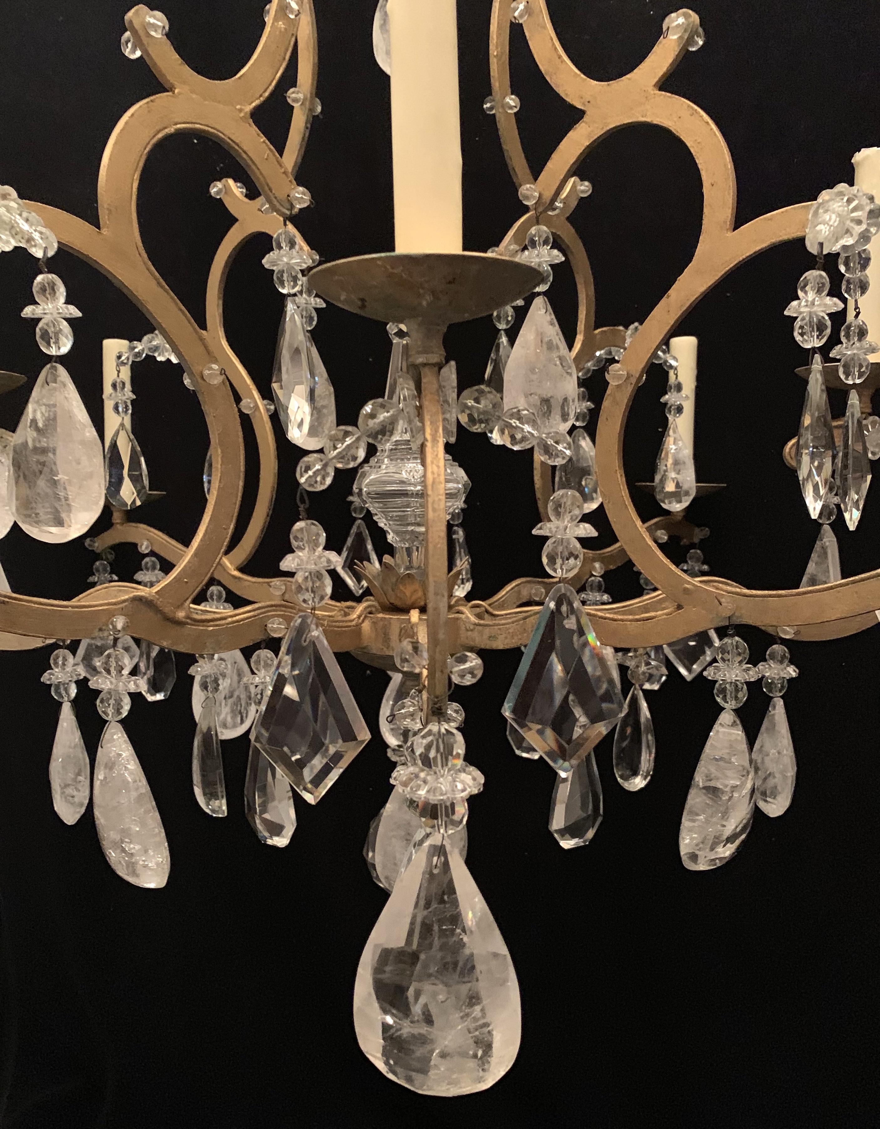 Doré Merveilleux lustre en fer doré Baguès Rock Crystal Beaded Large Jansen Luminaire en vente