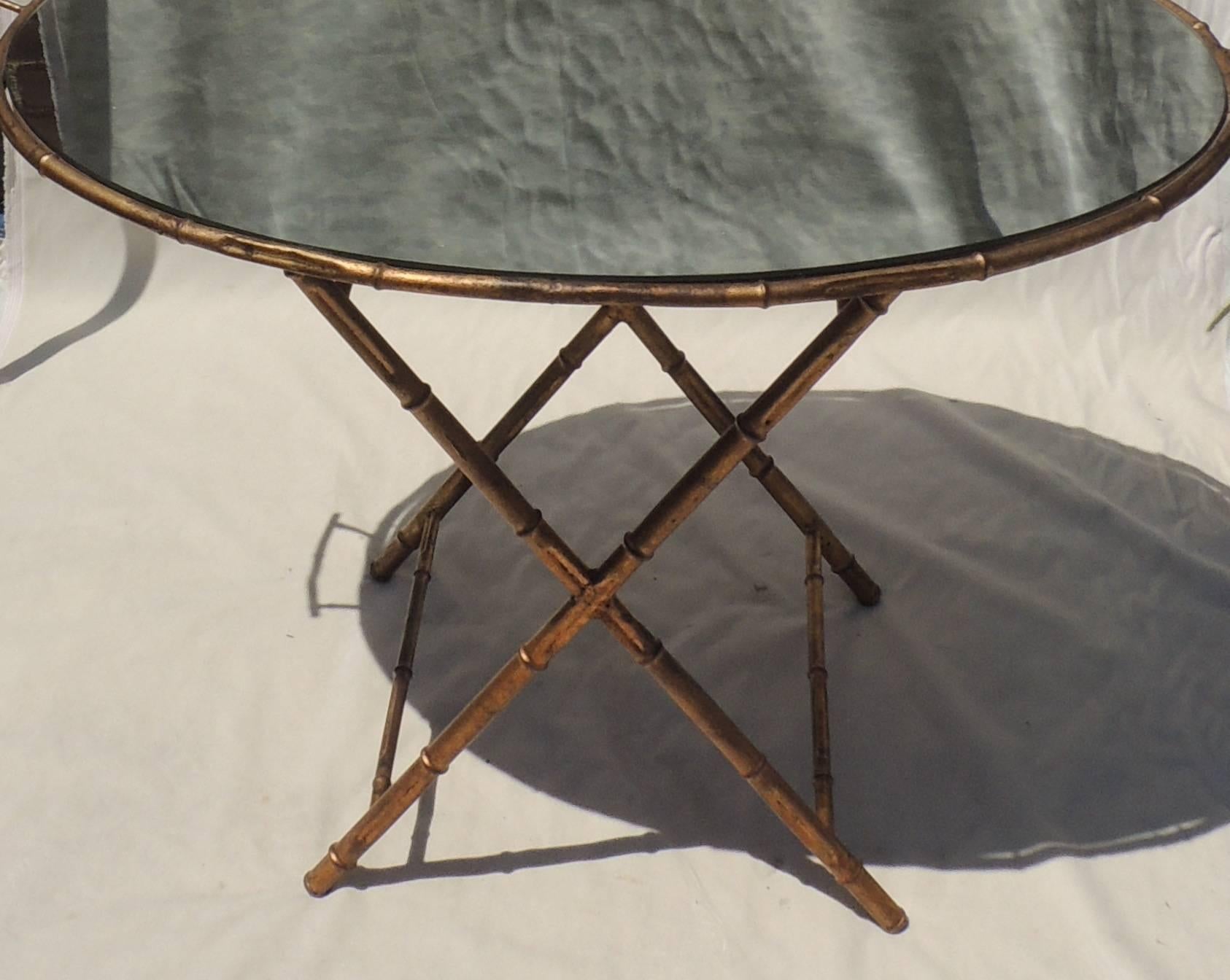italien Merveilleuse table de service en bambou Baguès Jansen Tole dorée avec plateau miroir vintage en vente