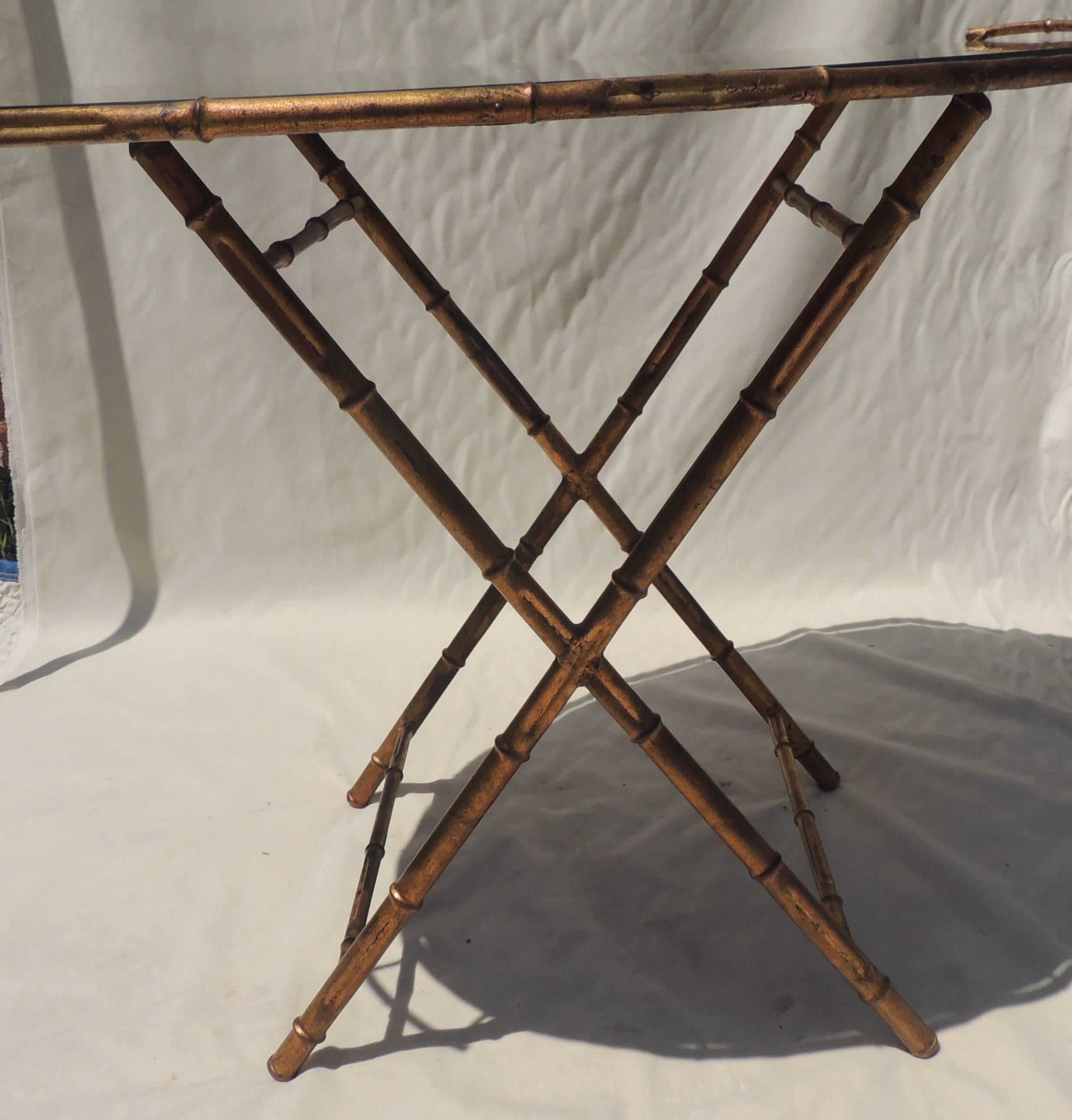 Fin du 20e siècle Merveilleuse table de service en bambou Baguès Jansen Tole dorée avec plateau miroir vintage en vente
