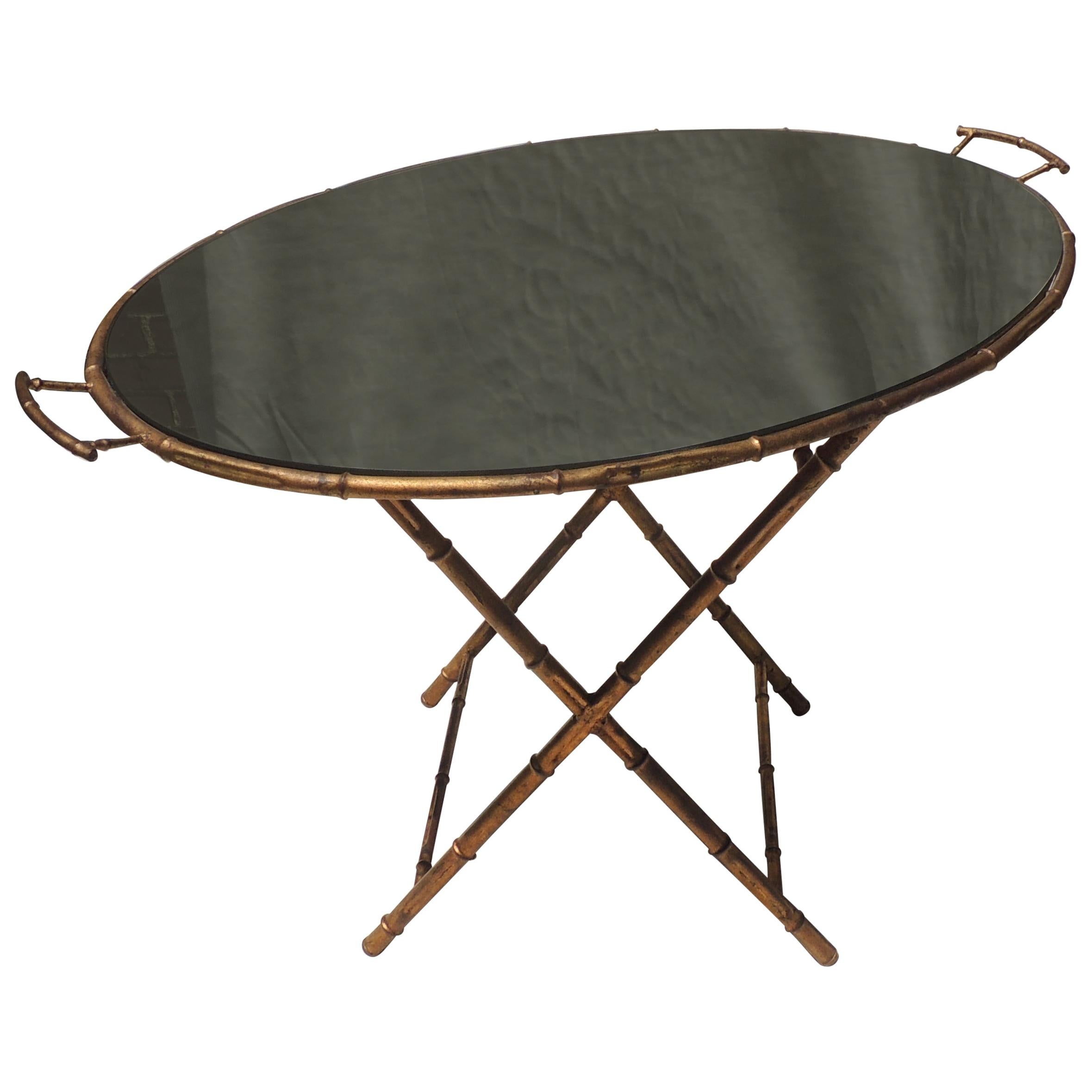 Merveilleuse table de service en bambou Baguès Jansen Tole dorée avec plateau miroir vintage