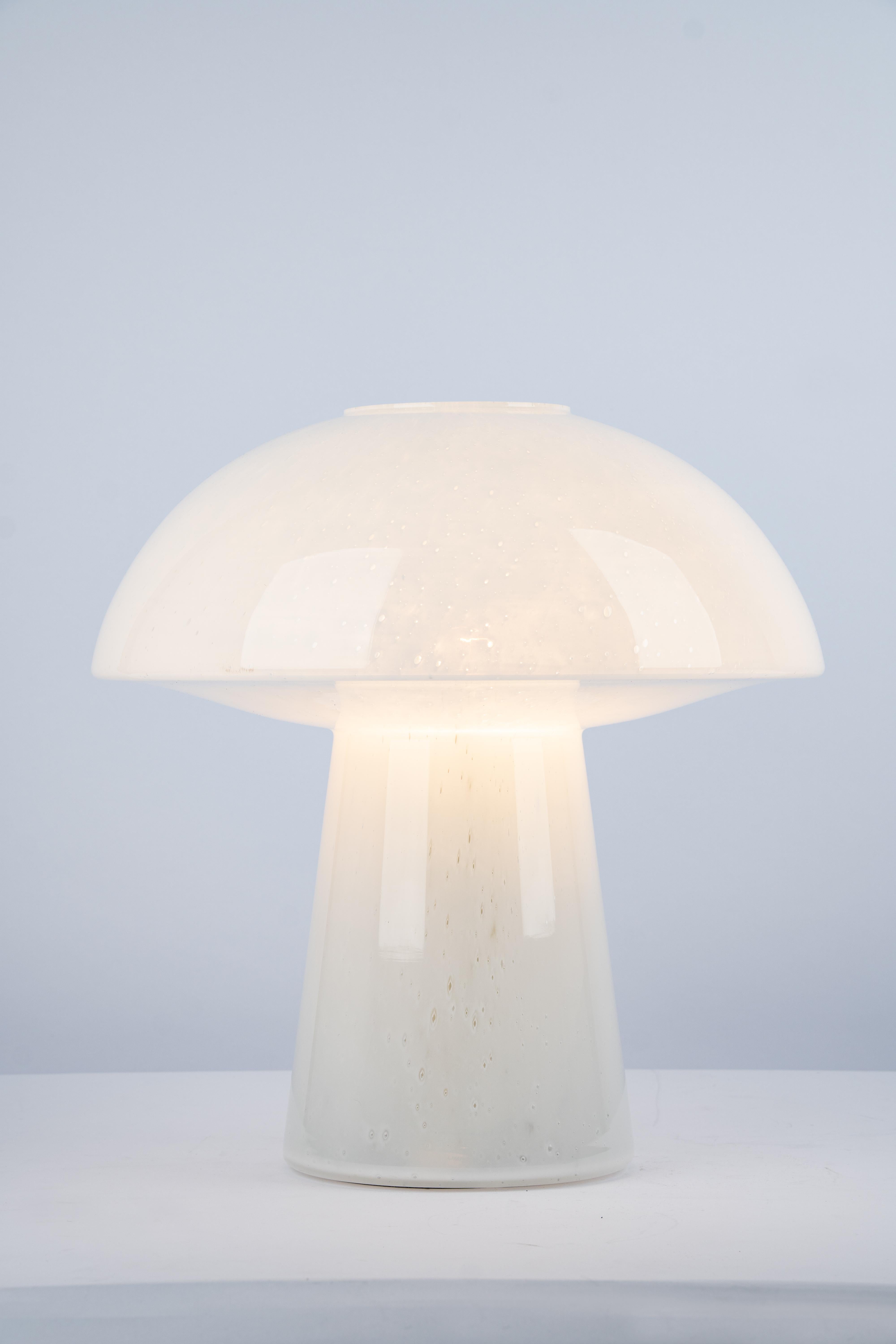 Fin du 20e siècle Merveilleuse lampe de bureau en verre en forme de champignon par Limburg, Allemagne, 1970 en vente