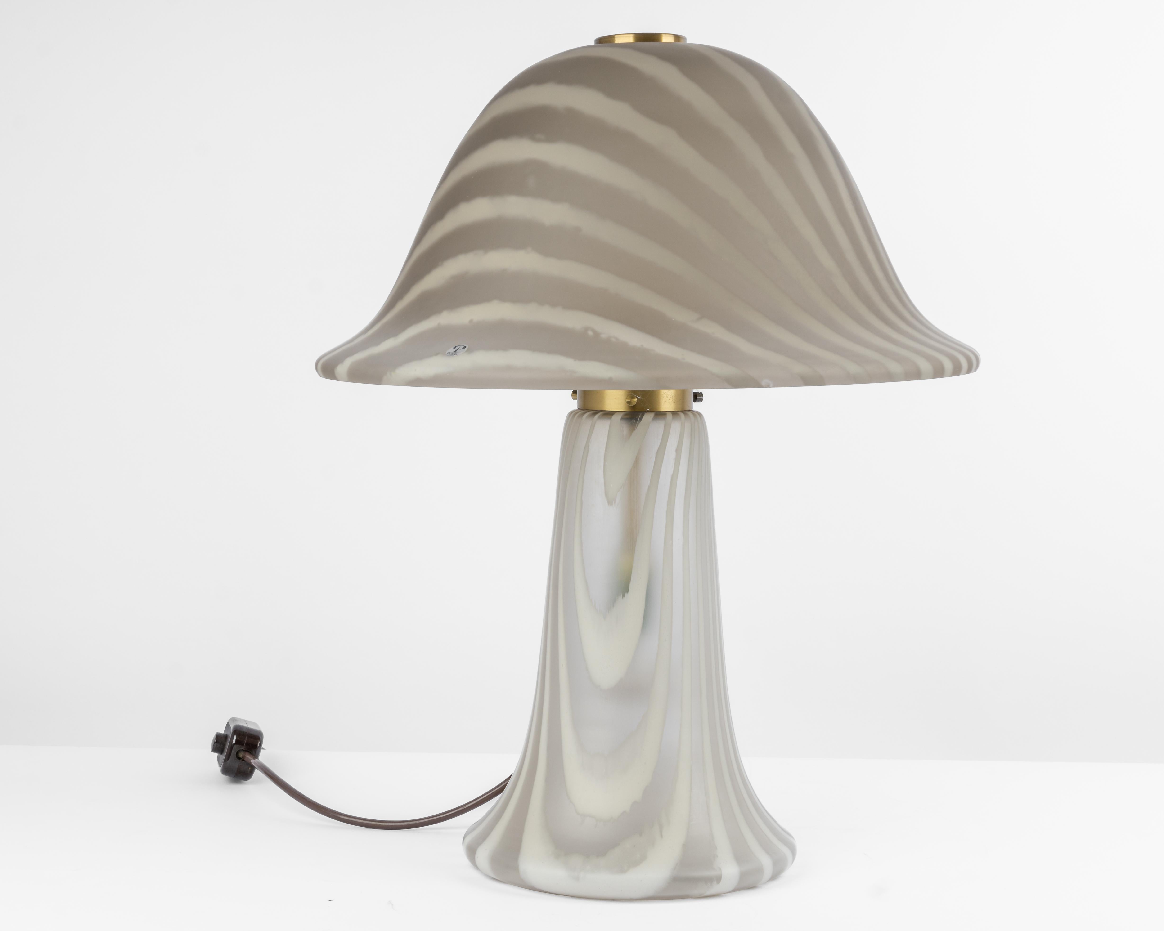 Merveilleuse lampe de table champignon en verre de Peill & Putzler, Allemagne, 1970 en vente 8