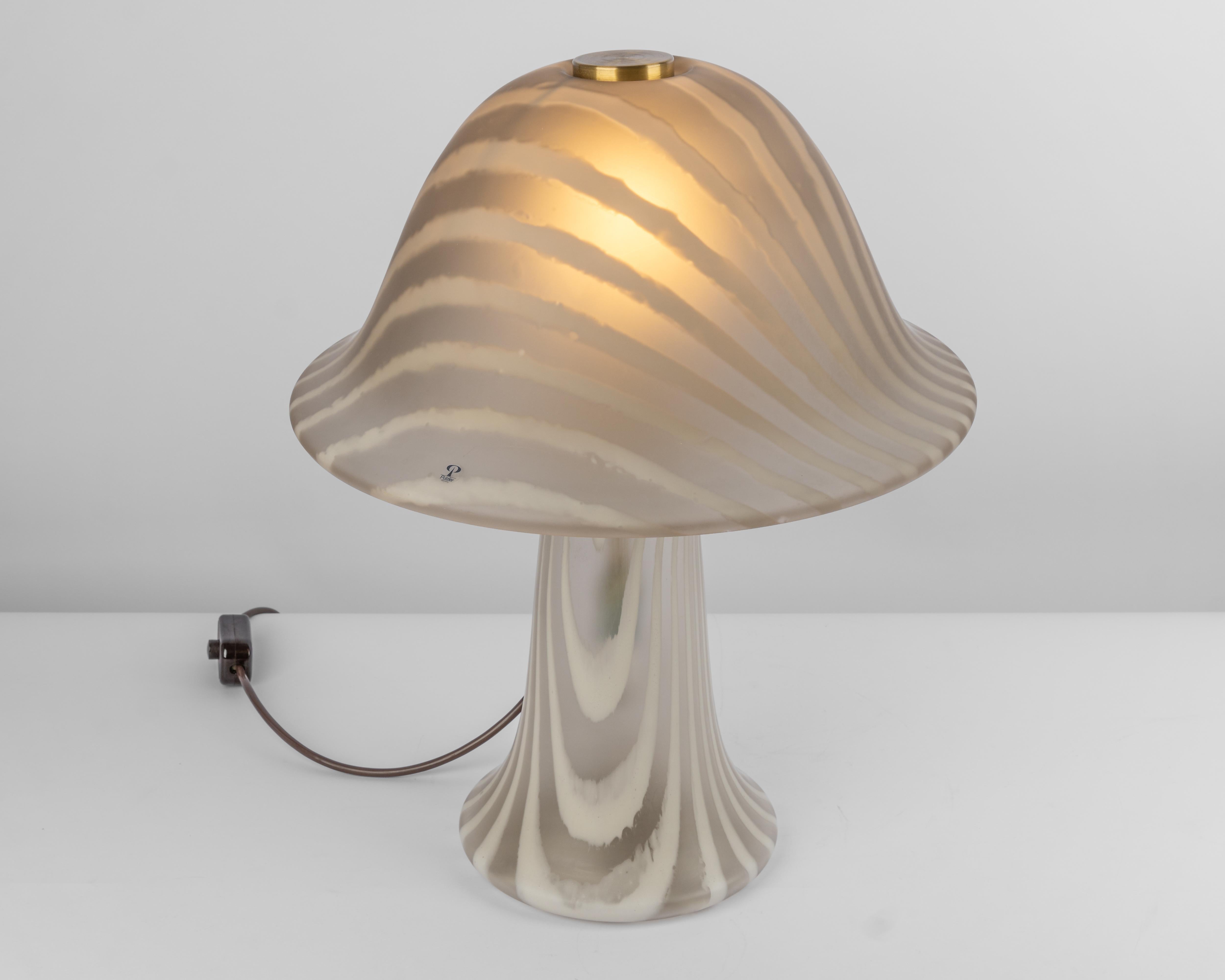Fin du 20e siècle Merveilleuse lampe de table champignon en verre de Peill & Putzler, Allemagne, 1970 en vente