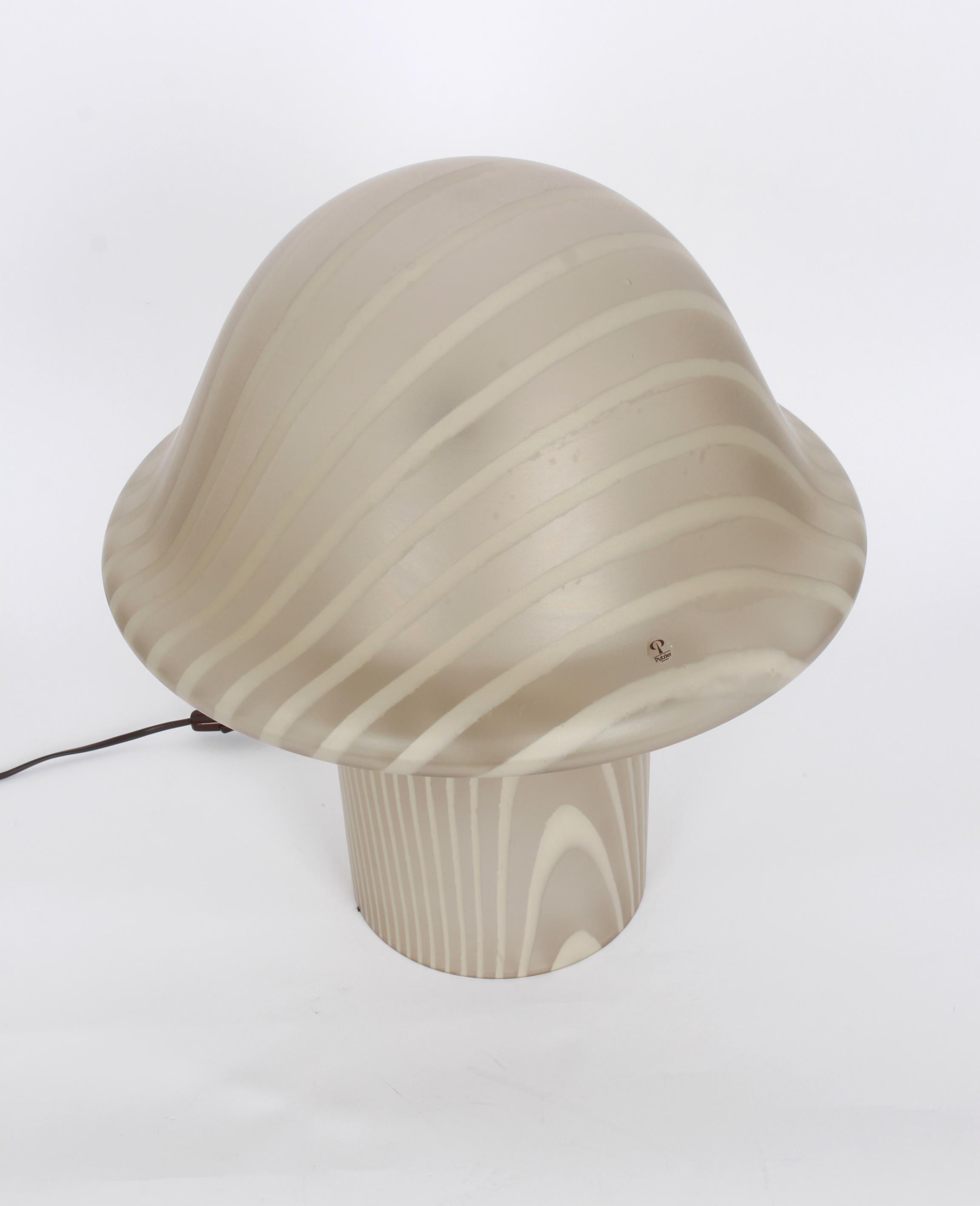Verre 1 des 2 merveilleuses lampes de bureau en verre en forme de champignon par Peill & Putzler, Allemagne, 1970 en vente