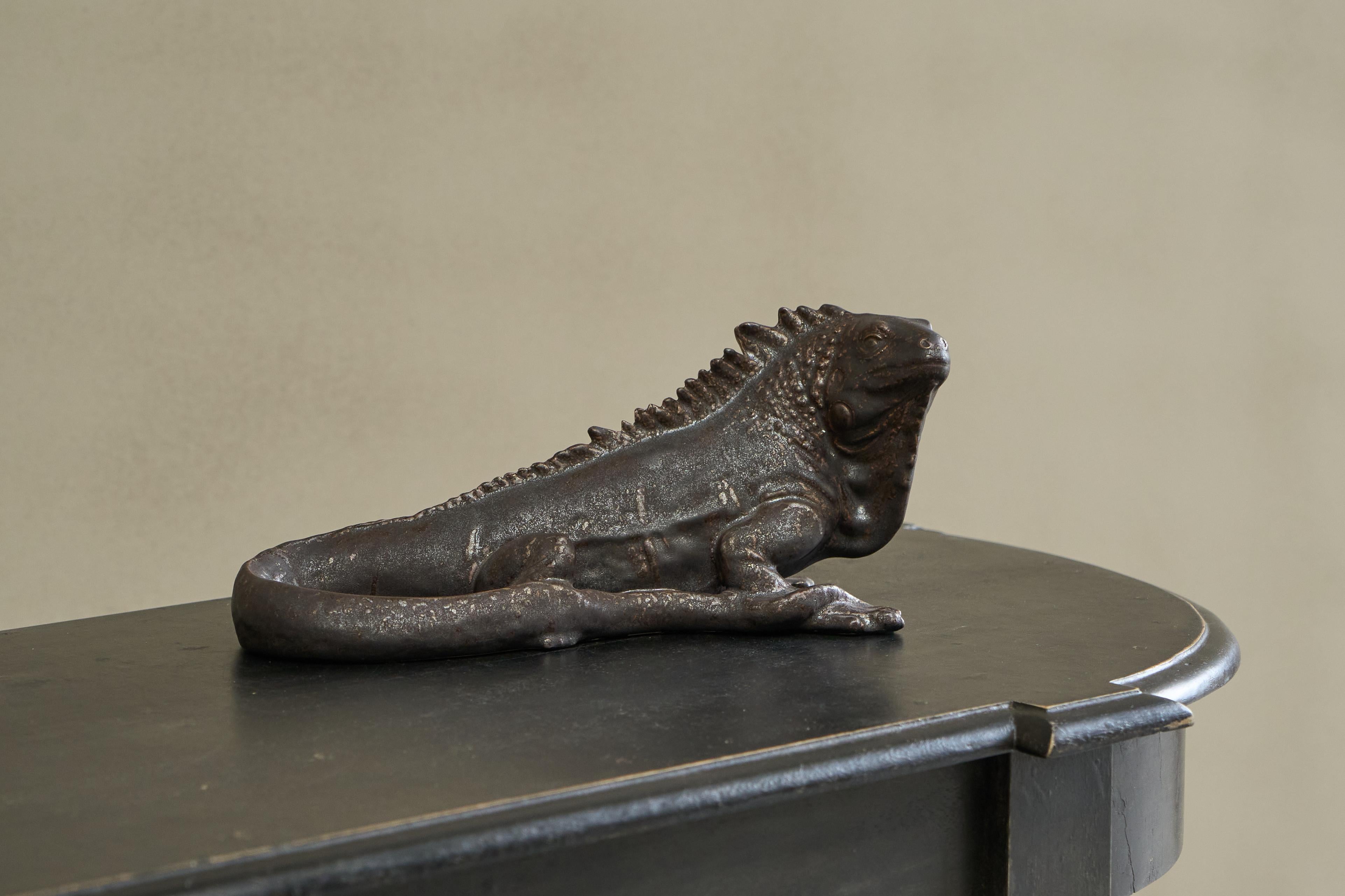 Maravillosa Iguana de Studio Pottery esmaltada años 60.

Preciosa y gran escultura de cerámica de Studio Pottery de mediados de siglo de una Iguana. Gran pieza - quedaría perfecta en casi todas partes. Pieza de declaración. 

Gran forma / pose y muy