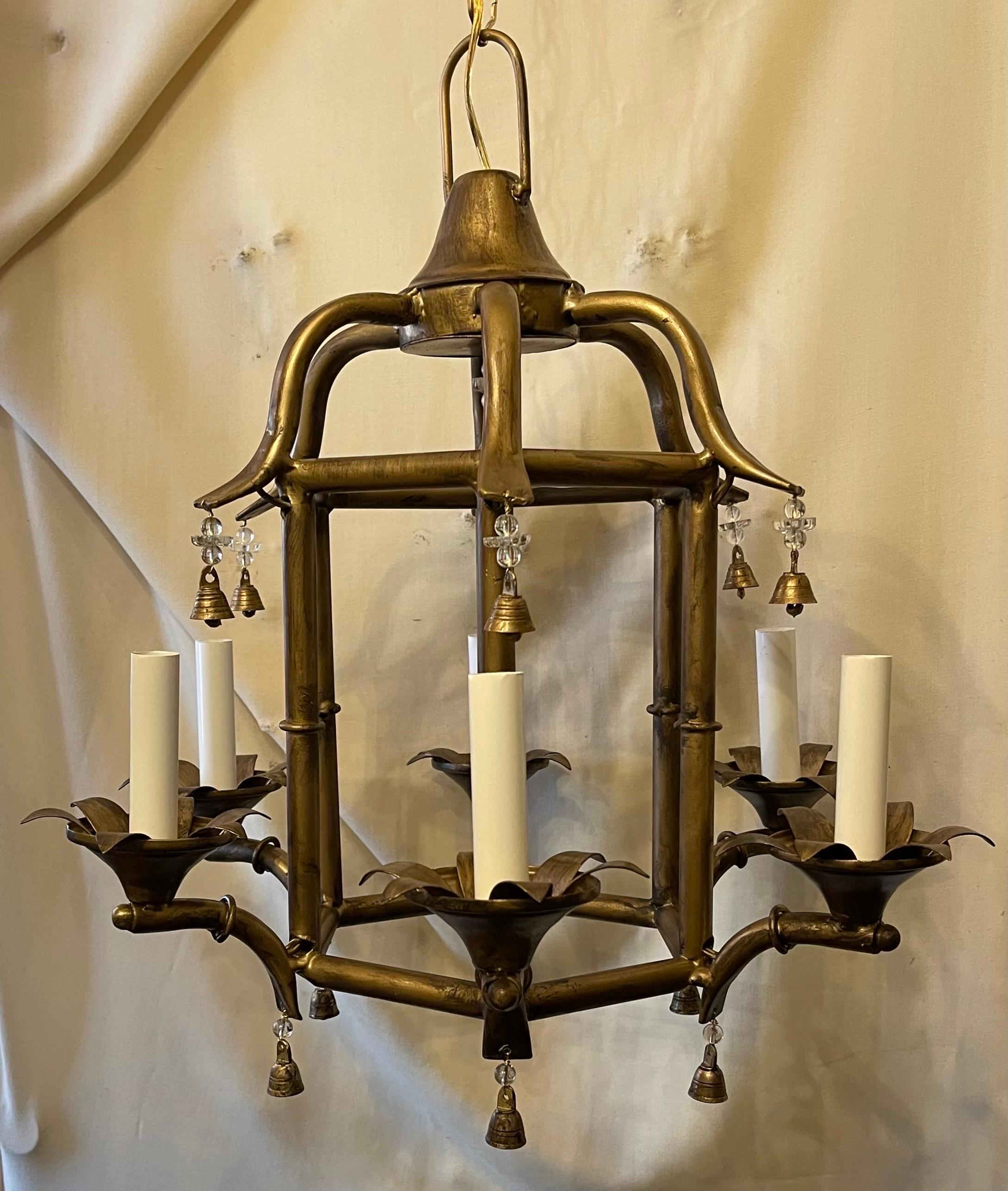 Cineserie Meraviglioso lampadario a lanterna in bambù di pagoda in oro dorato di Tole Chinoiserie in vendita