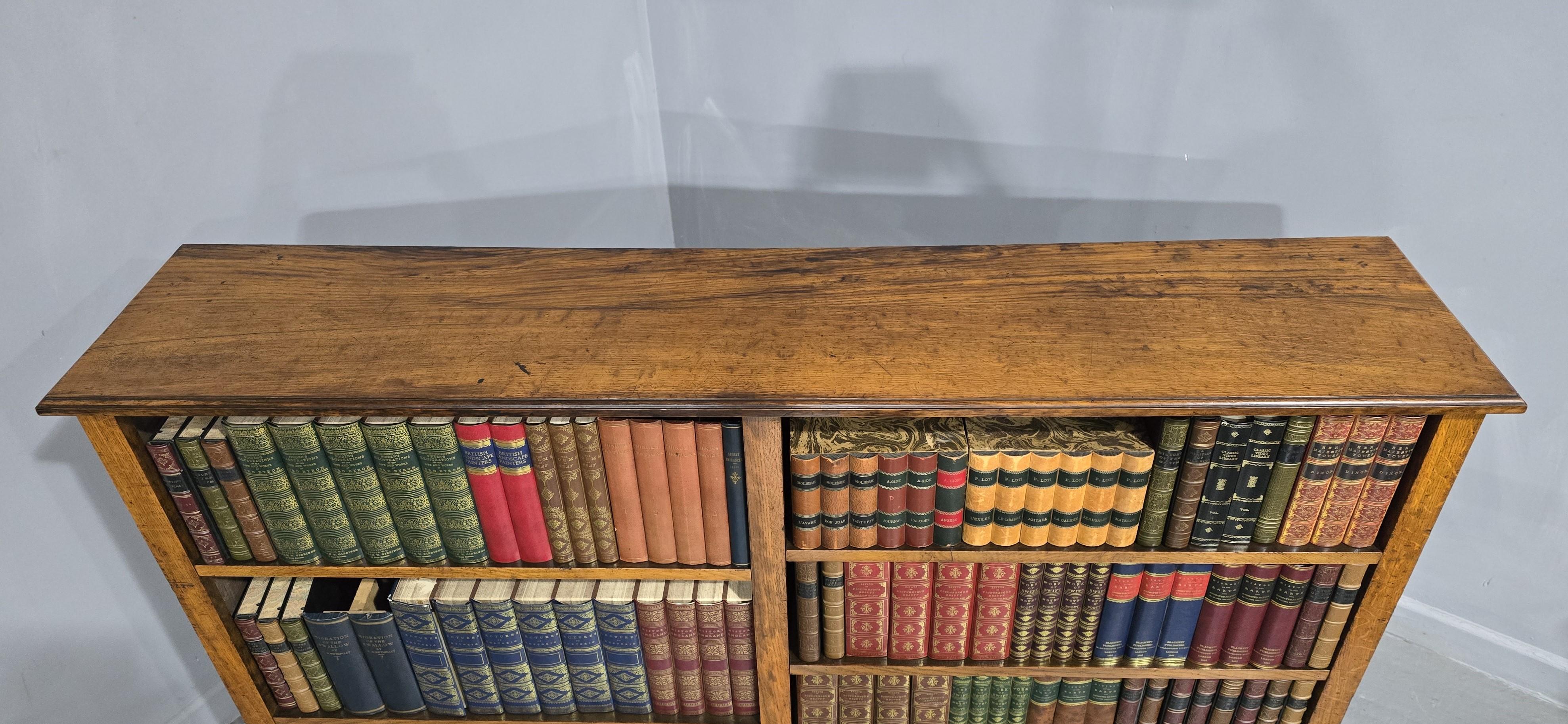 Excellent quality Victorian solid golden oak split adjustable library bookcase, five oak faced adjustable shelves, in excellent overall condition.

42