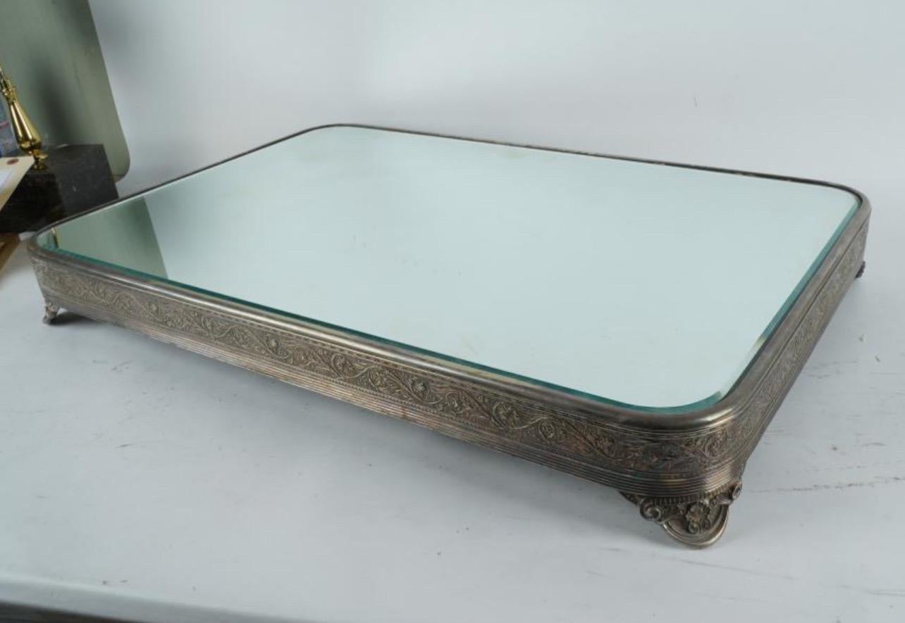 Un meraviglioso piatto rettangolare con piedi grandi inglese placcato in argento e con piano a specchio di Gorham