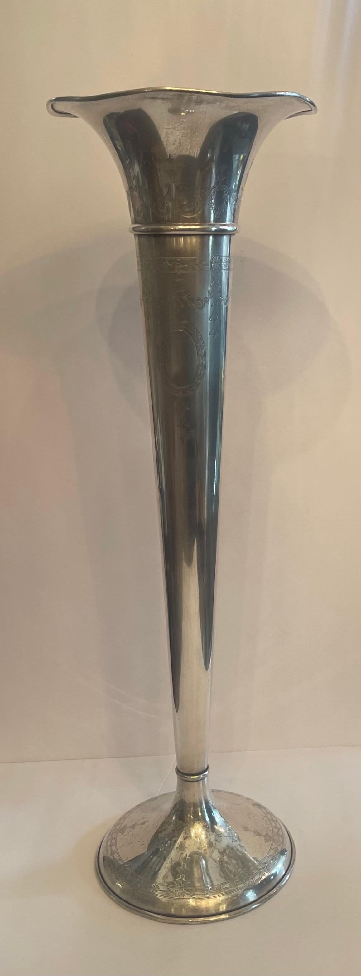 Un meraviglioso vaso a tromba in argento sterling di Gorham, inciso e di grandi dimensioni con bordo a balze
