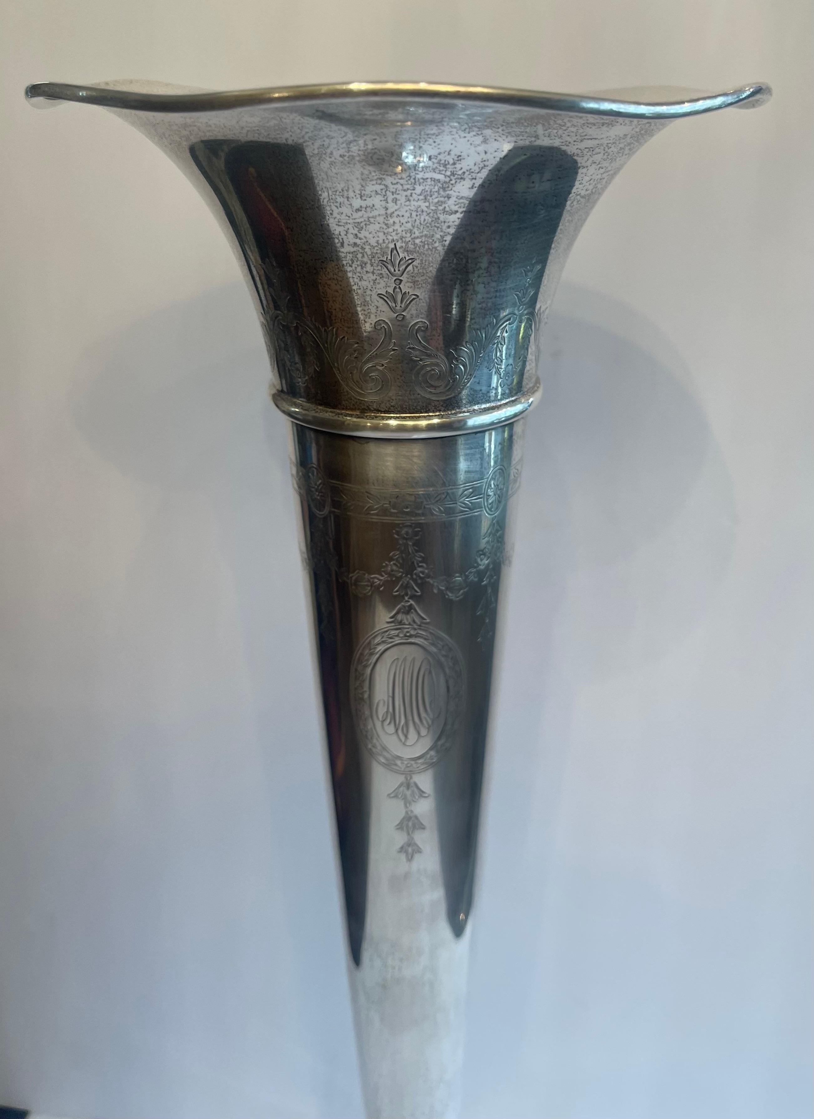 Belle Époque Meraviglioso vaso a tromba con volant di Gorham in argento sterling inciso di grandi dimensioni in vendita