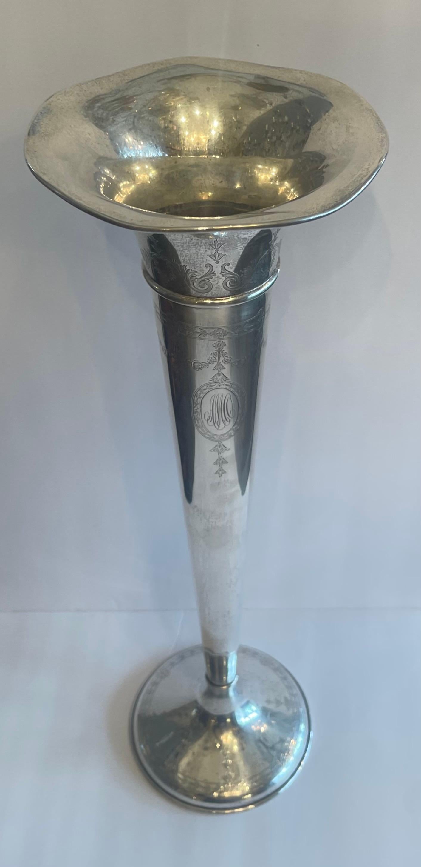 XX secolo Meraviglioso vaso a tromba con volant di Gorham in argento sterling inciso di grandi dimensioni in vendita