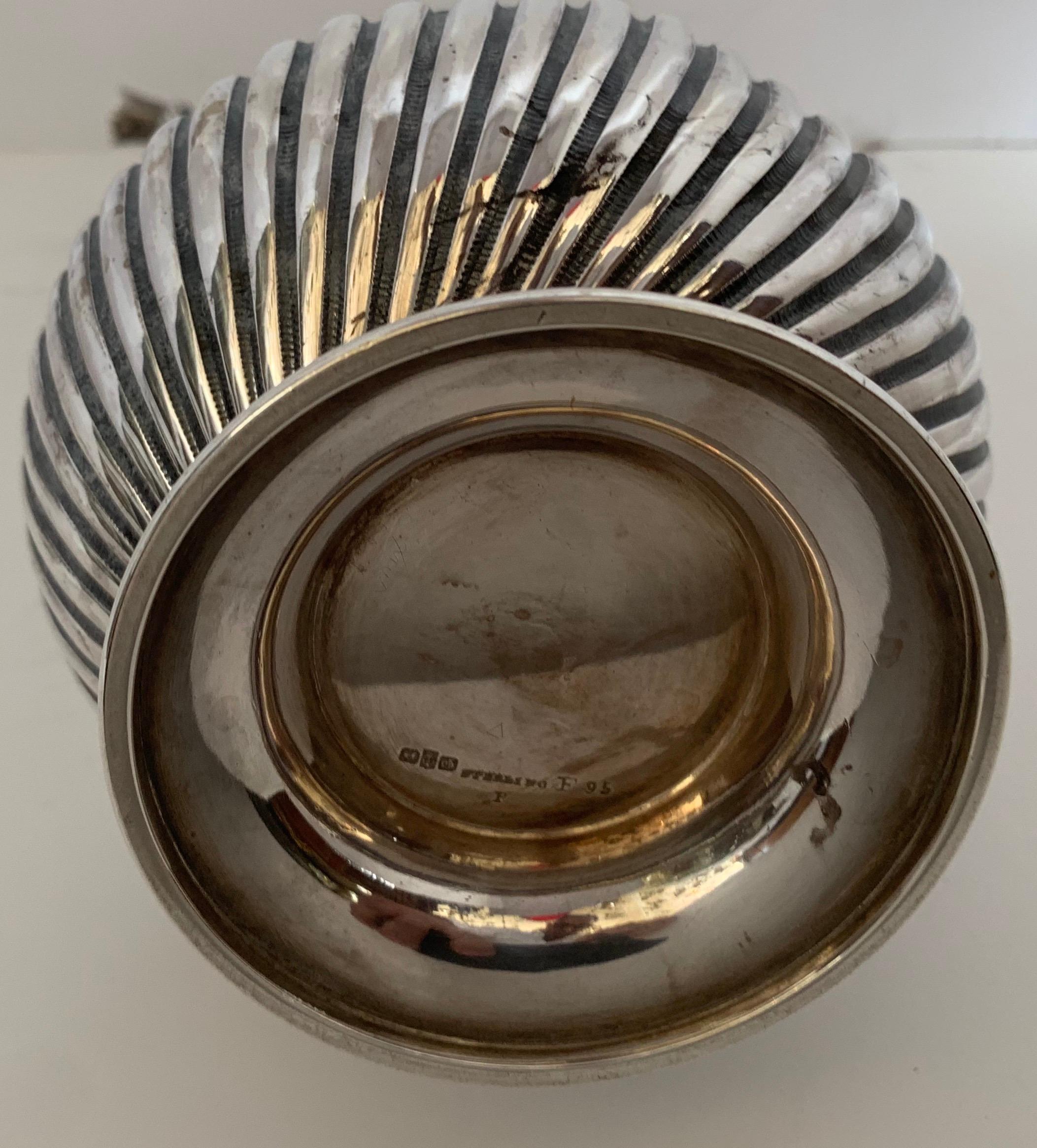 Maravillosa Jarra Decantadora de Café y Té Gorham de Plata de Ley con Delfín en venta 2