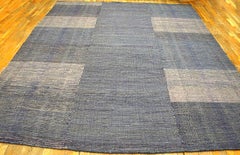 Merveilleux tapis contemporain à armure plate de couleur grise, de style AM Contemporary Shakers Style