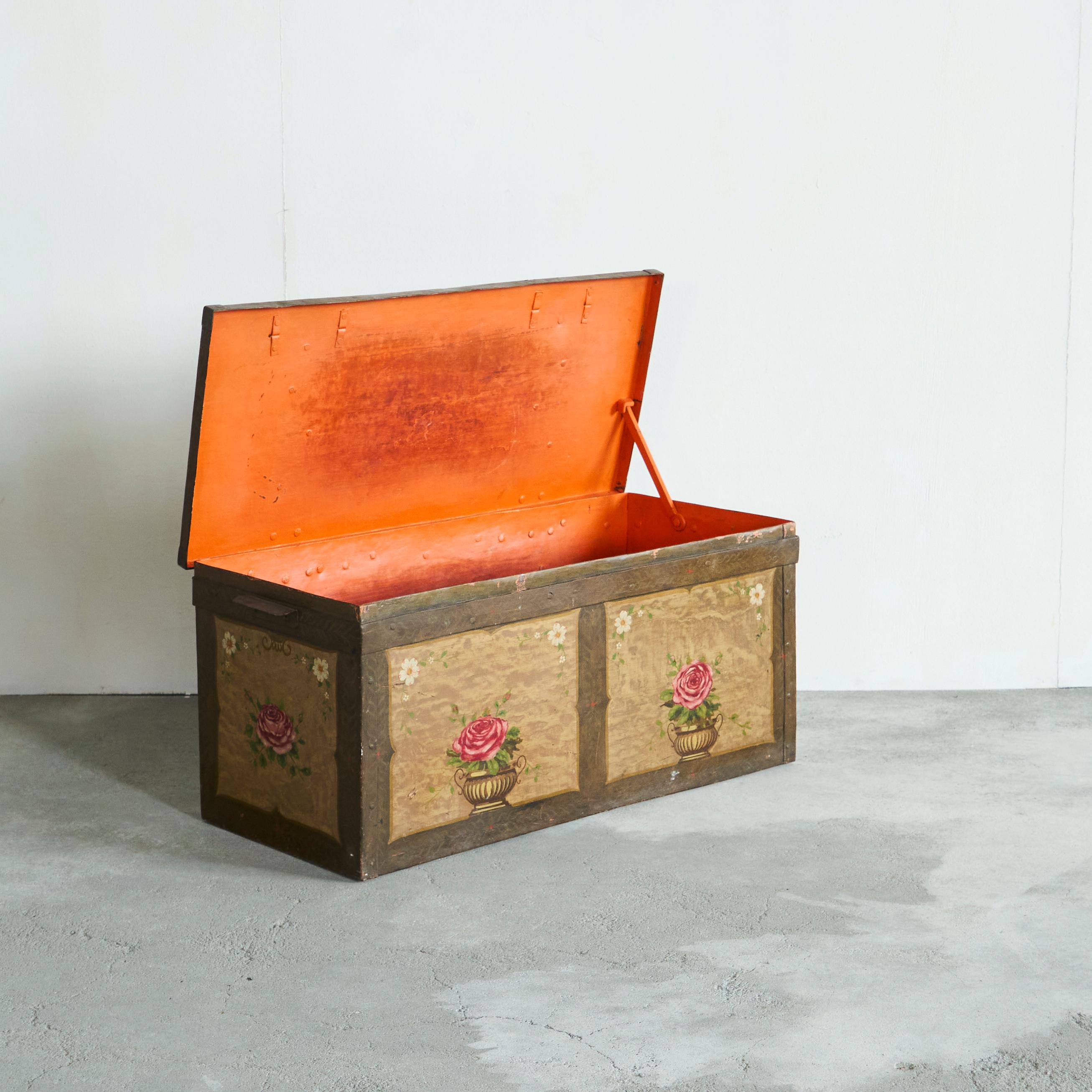 Fait main Merveilleux coffre d'art populaire en fer peint à la main Fin du 19e siècle en vente