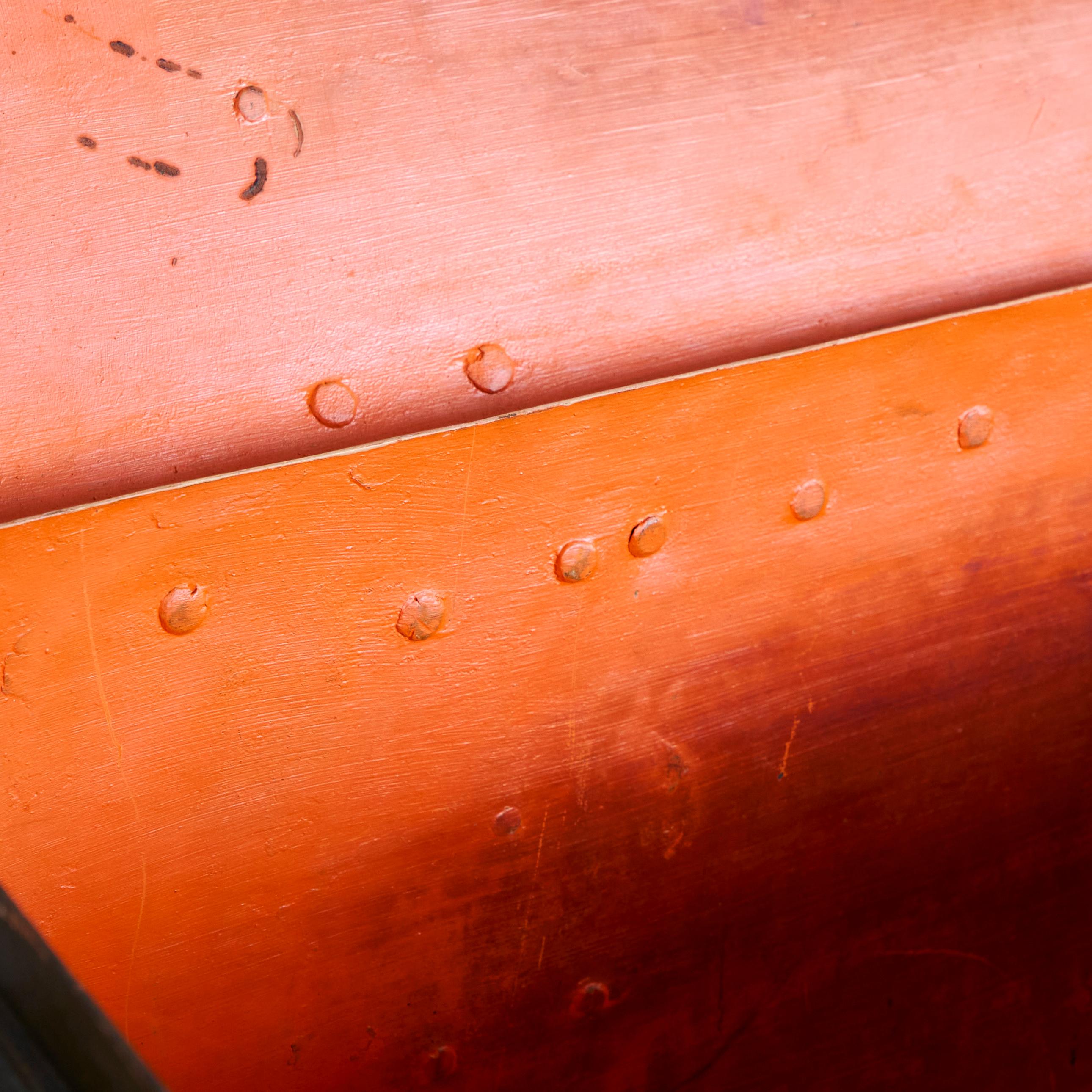 Merveilleux coffre d'art populaire en fer peint à la main Fin du 19e siècle en vente 2