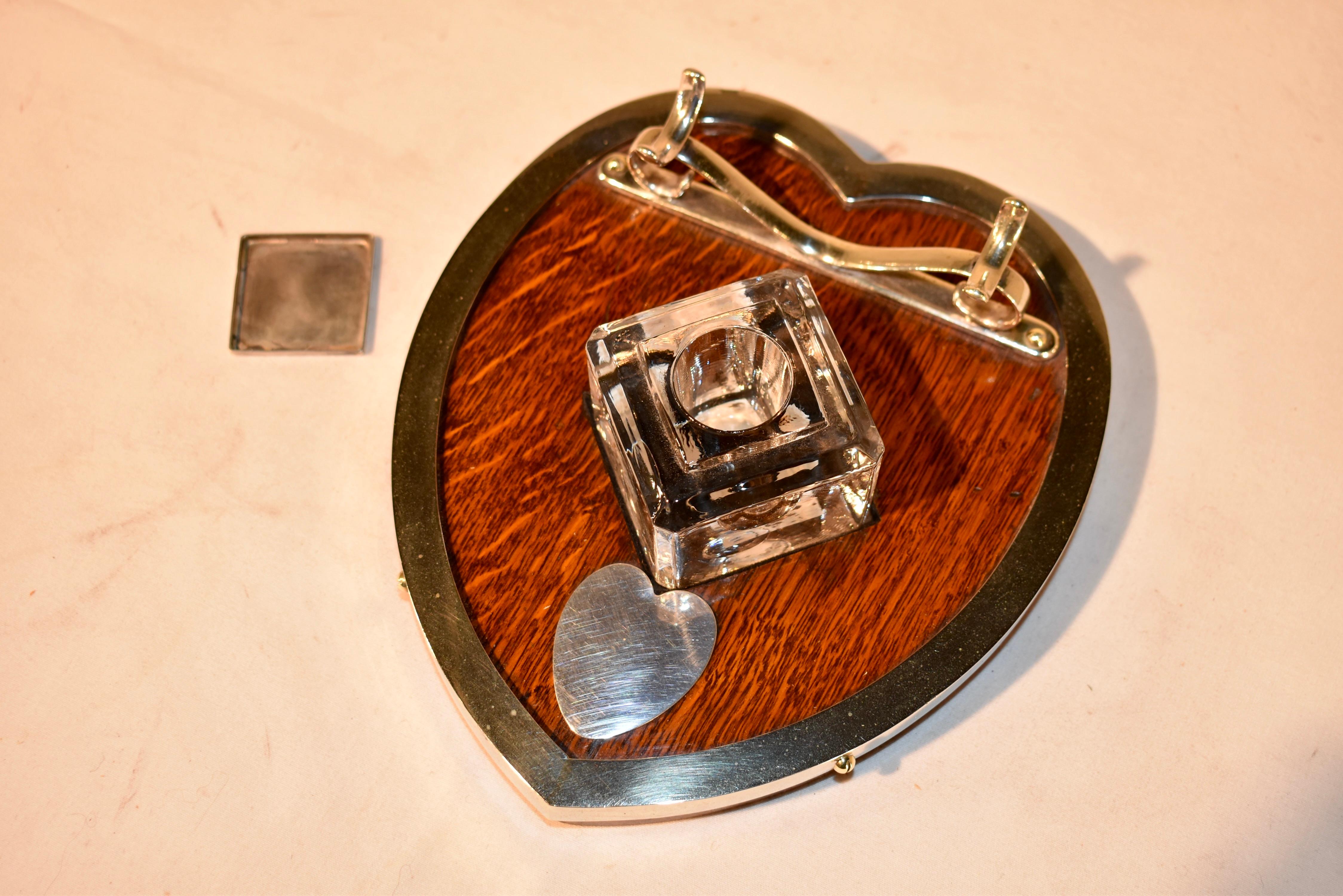 Placcato argento Meraviglioso calamaio a forma di cuore in Oak e argento, circa 1900 in vendita
