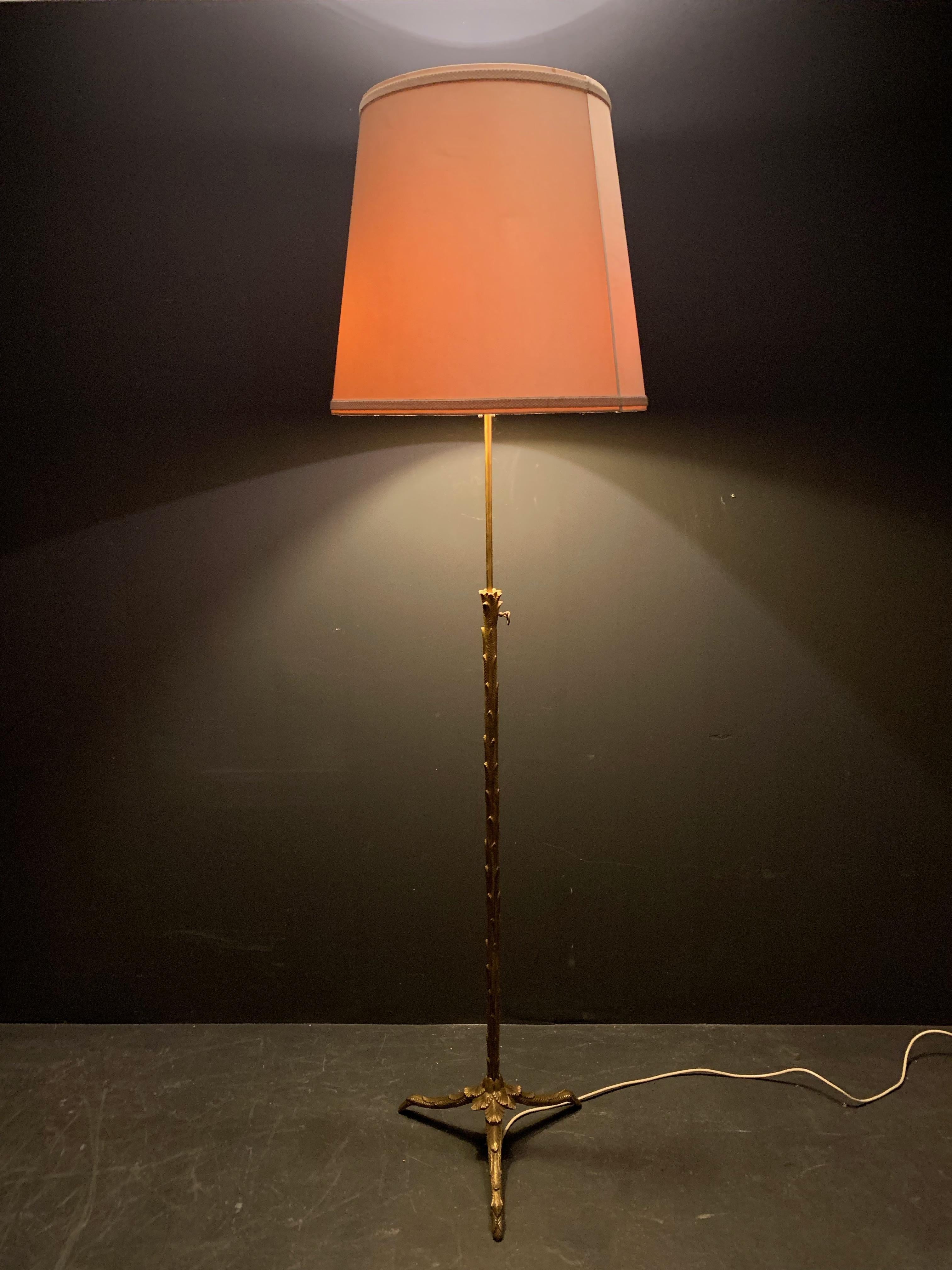 Milieu du XXe siècle Merveilleux lampadaire Maison Baguès bronze réglable en hauteur en vente