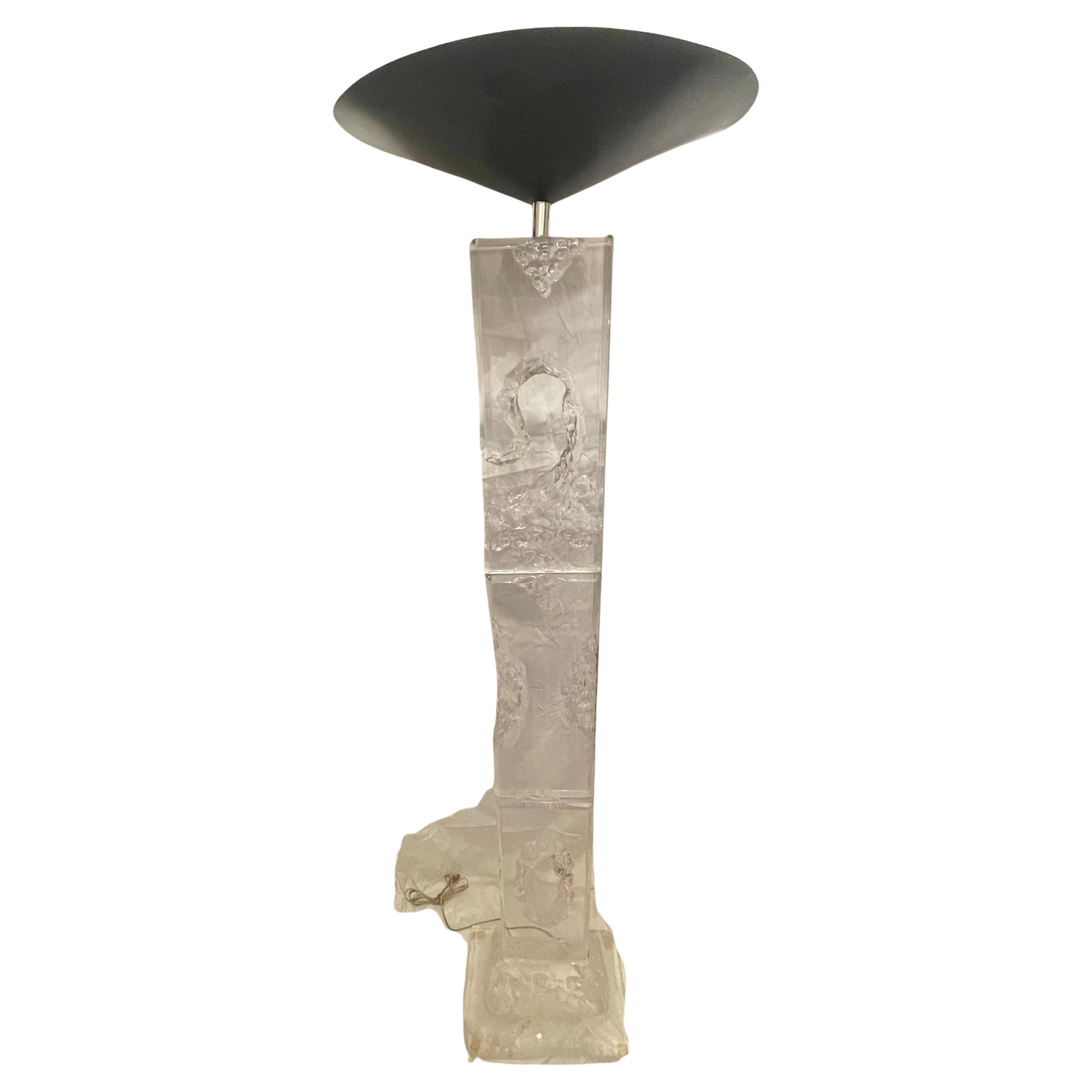 Merveilleux lampadaire en lucite sculpté de style Hollywood Regency avec abat-jour en métal peint en noir et équipé de deux douilles Edison, dans le style / manoir de Karl Springer.