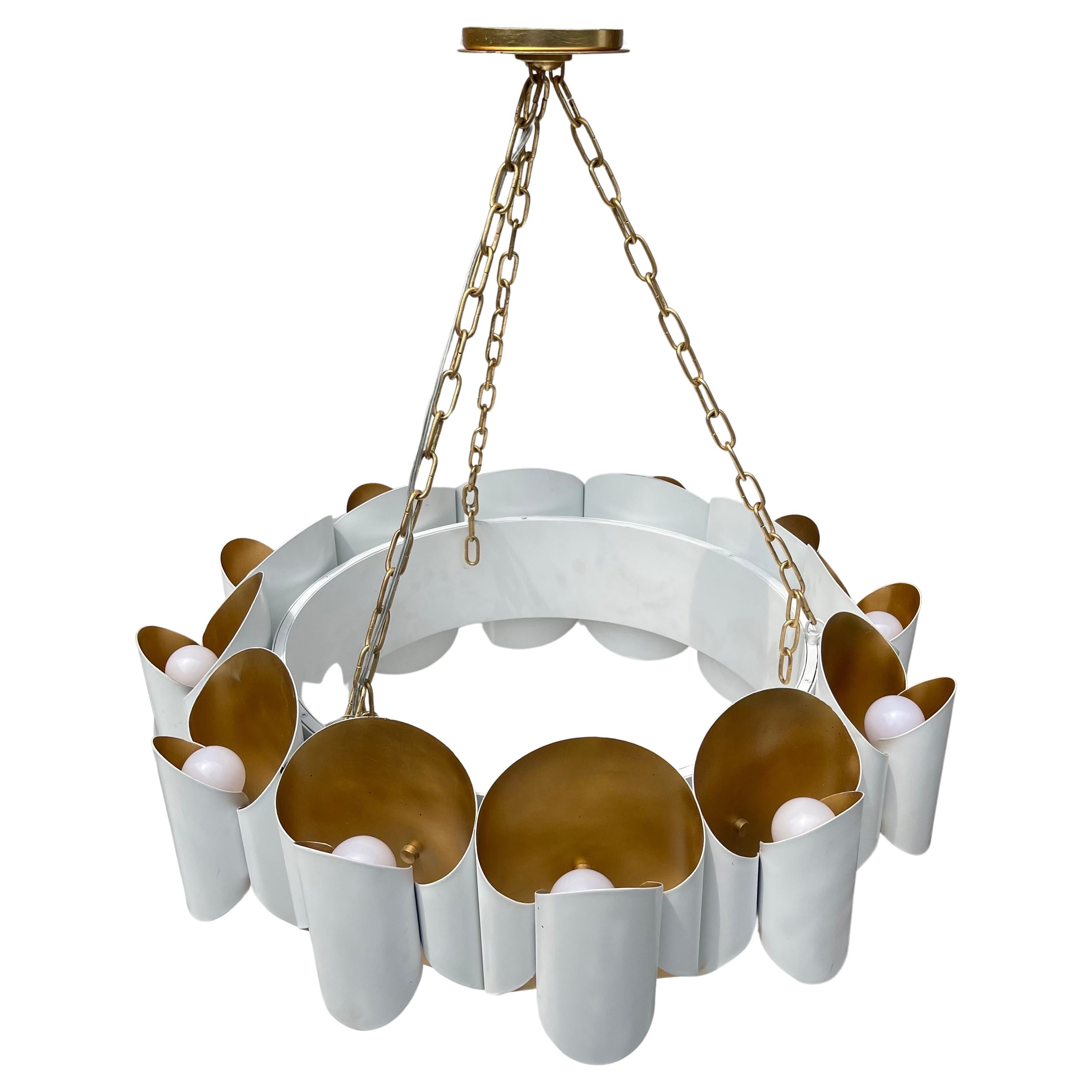Merveilleux lustre à 12 lampes Edison en feuilles d'or et blanc 
