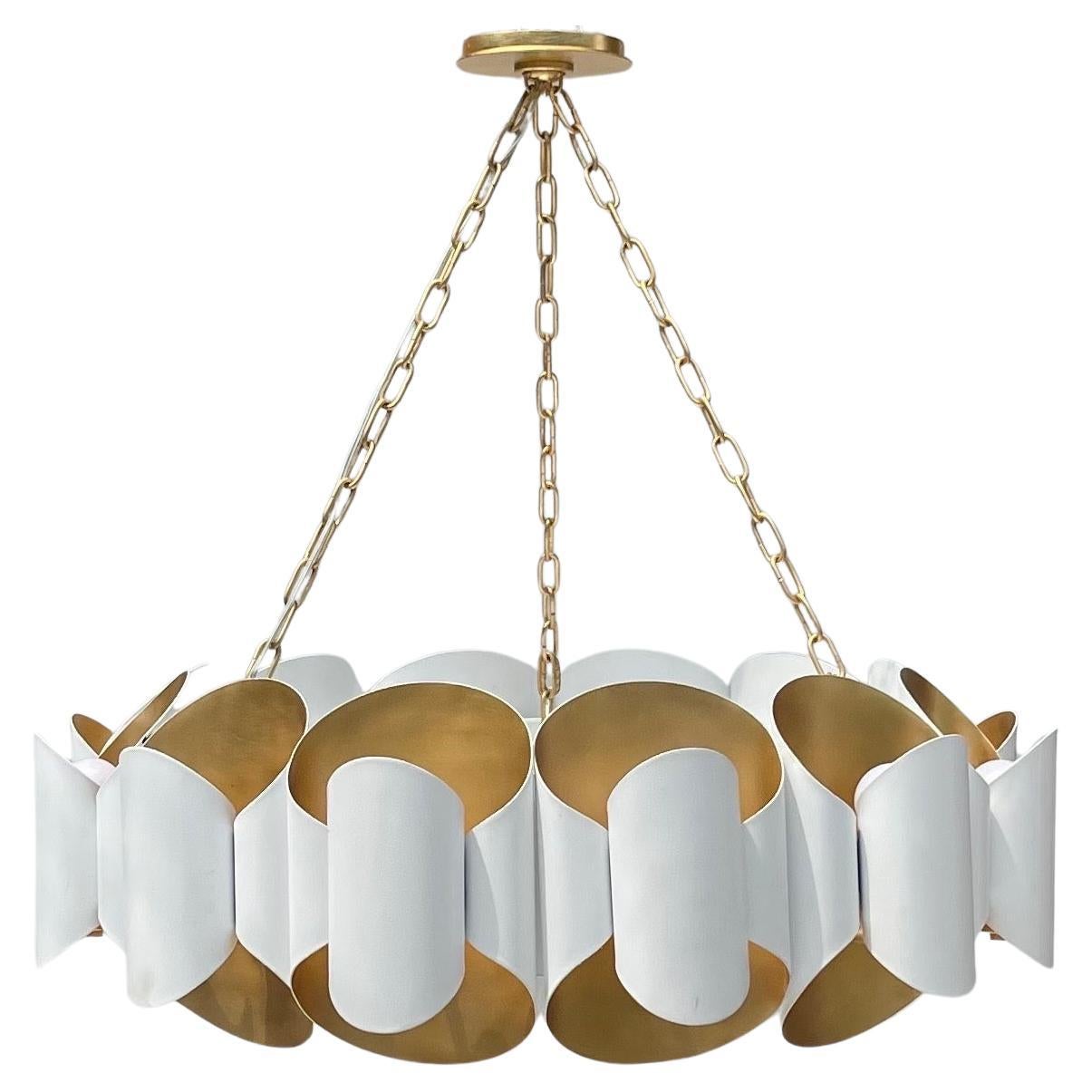 Moderne Merveilleux lustre de la vallée de l'Hudson, à 12 lumières, feuilles d'or et tirelires blanches en vente