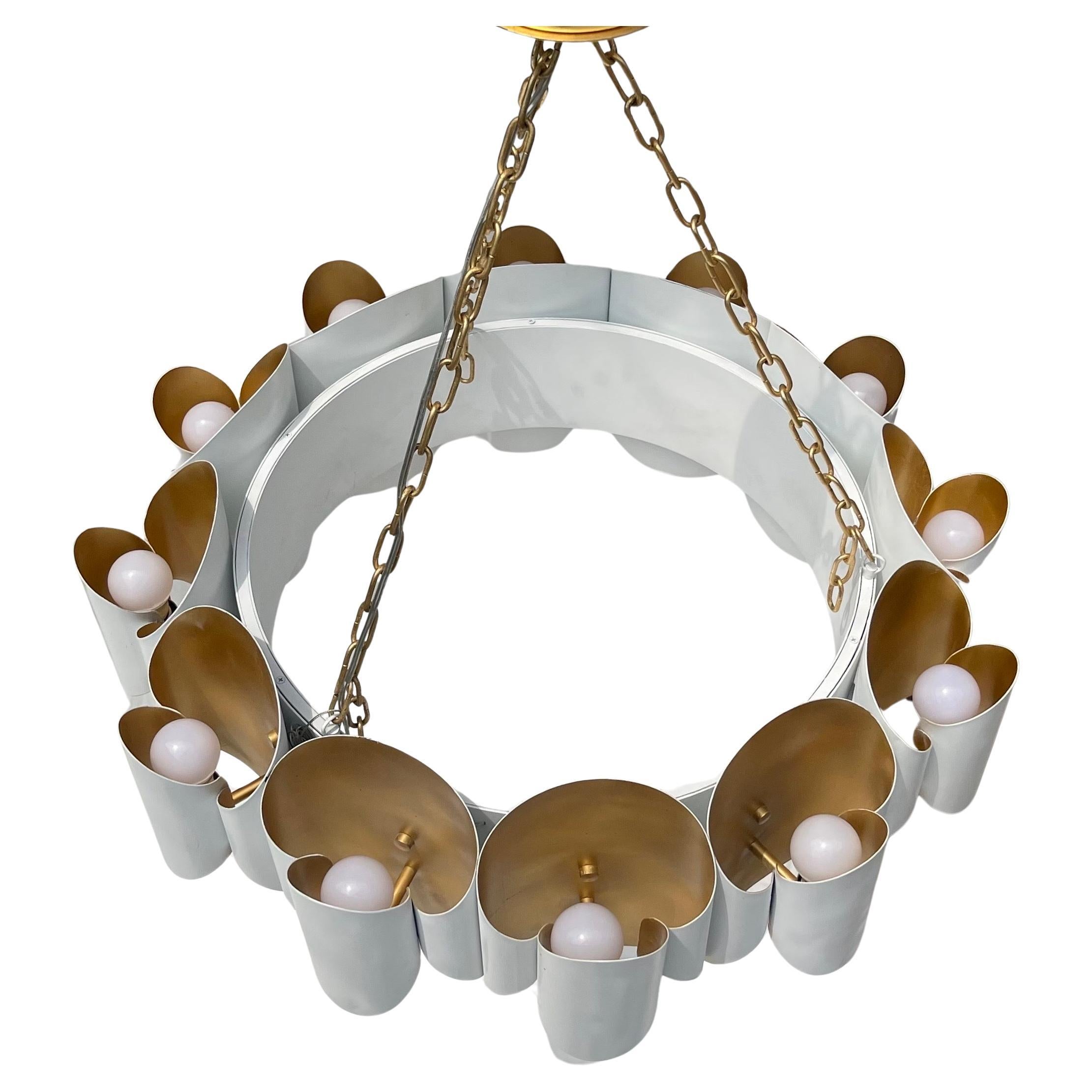 Peint Merveilleux lustre de la vallée de l'Hudson, à 12 lumières, feuilles d'or et tirelires blanches en vente