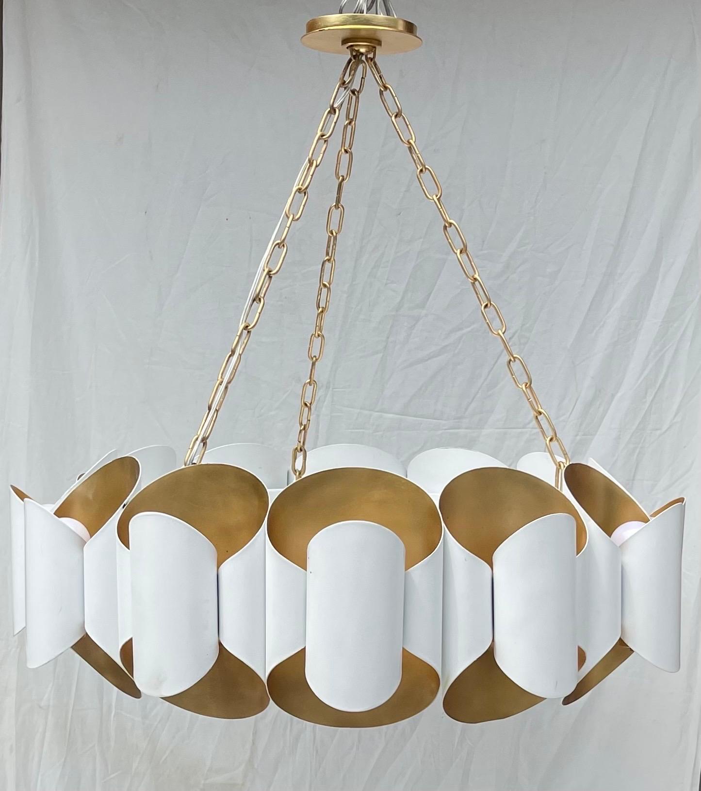 20ième siècle Merveilleux lustre de la vallée de l'Hudson, à 12 lumières, feuilles d'or et tirelires blanches en vente