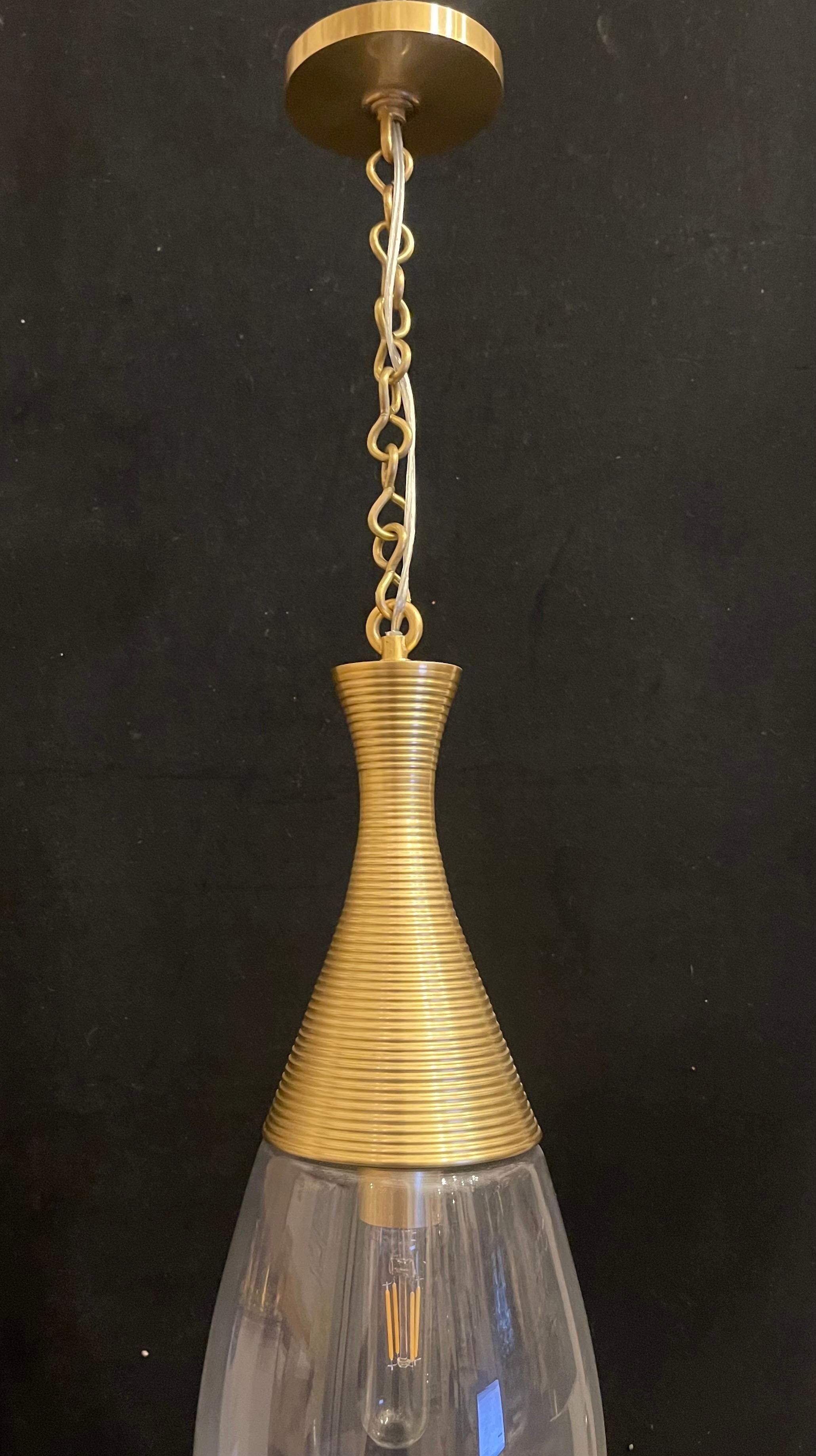 Merveilleux plafonnier à pendentif en laiton et abat-jour en verre Hudson Valley Lighting Large 