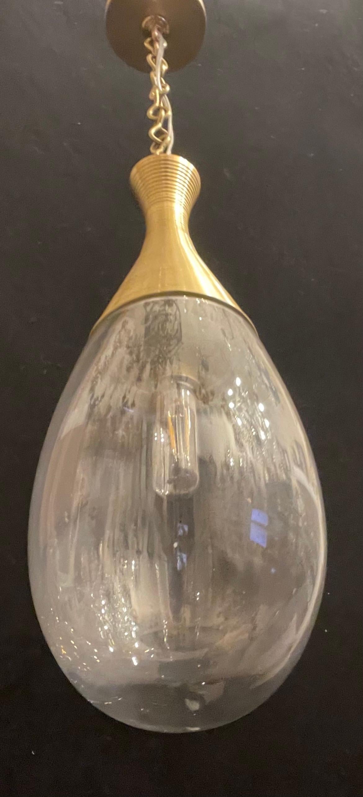 Merveilleux éclairage de la vallée de l'Hudson avec grand pendentif Southold en verre suspendu en laiton Bon état - En vente à Roslyn, NY