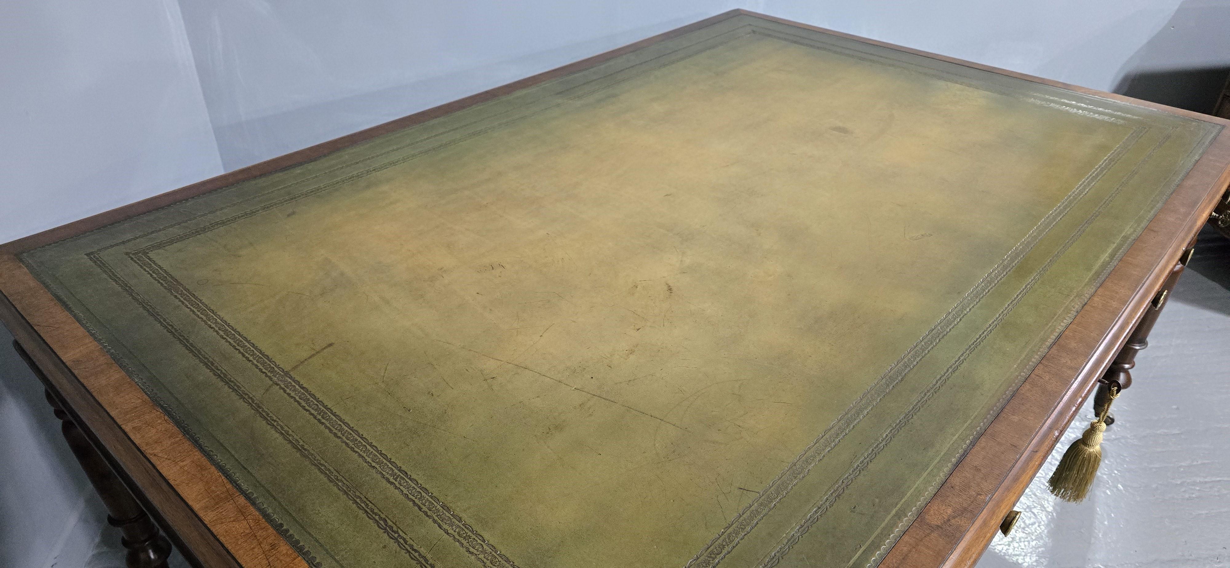 Merveilleux  Grande table de bibliothèque victorienne en acajou en vente 4
