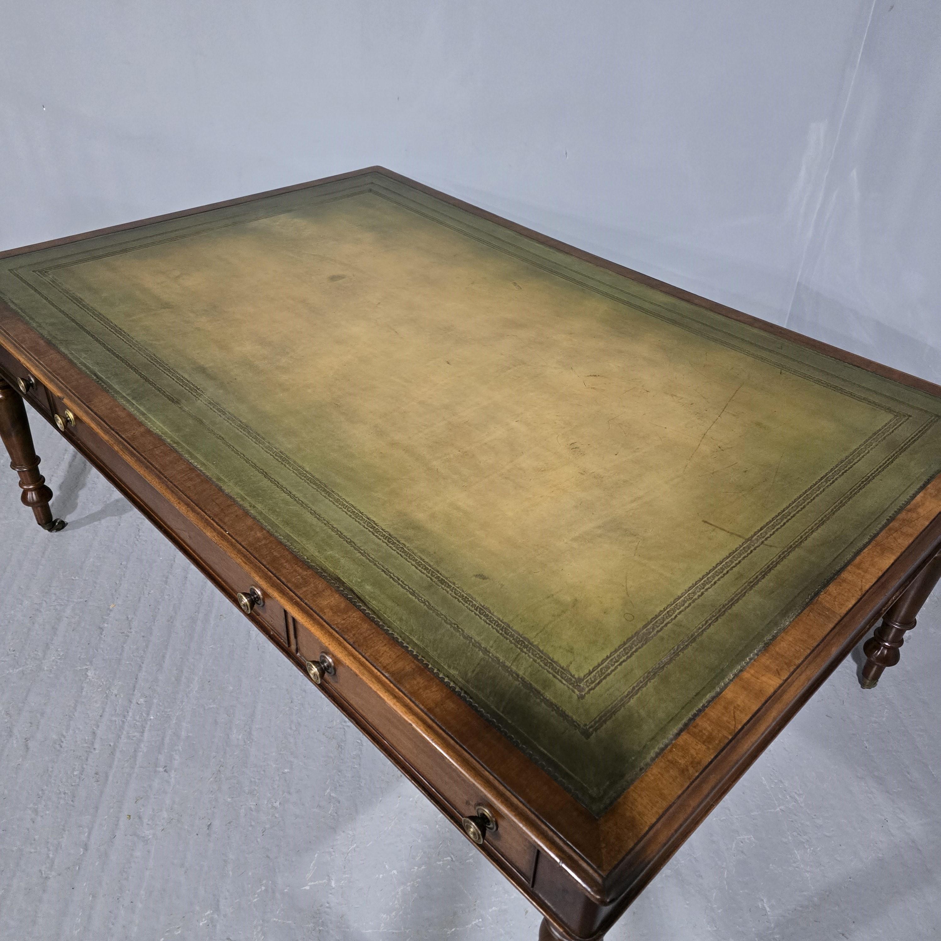 Merveilleux  Grande table de bibliothèque victorienne en acajou en vente 12