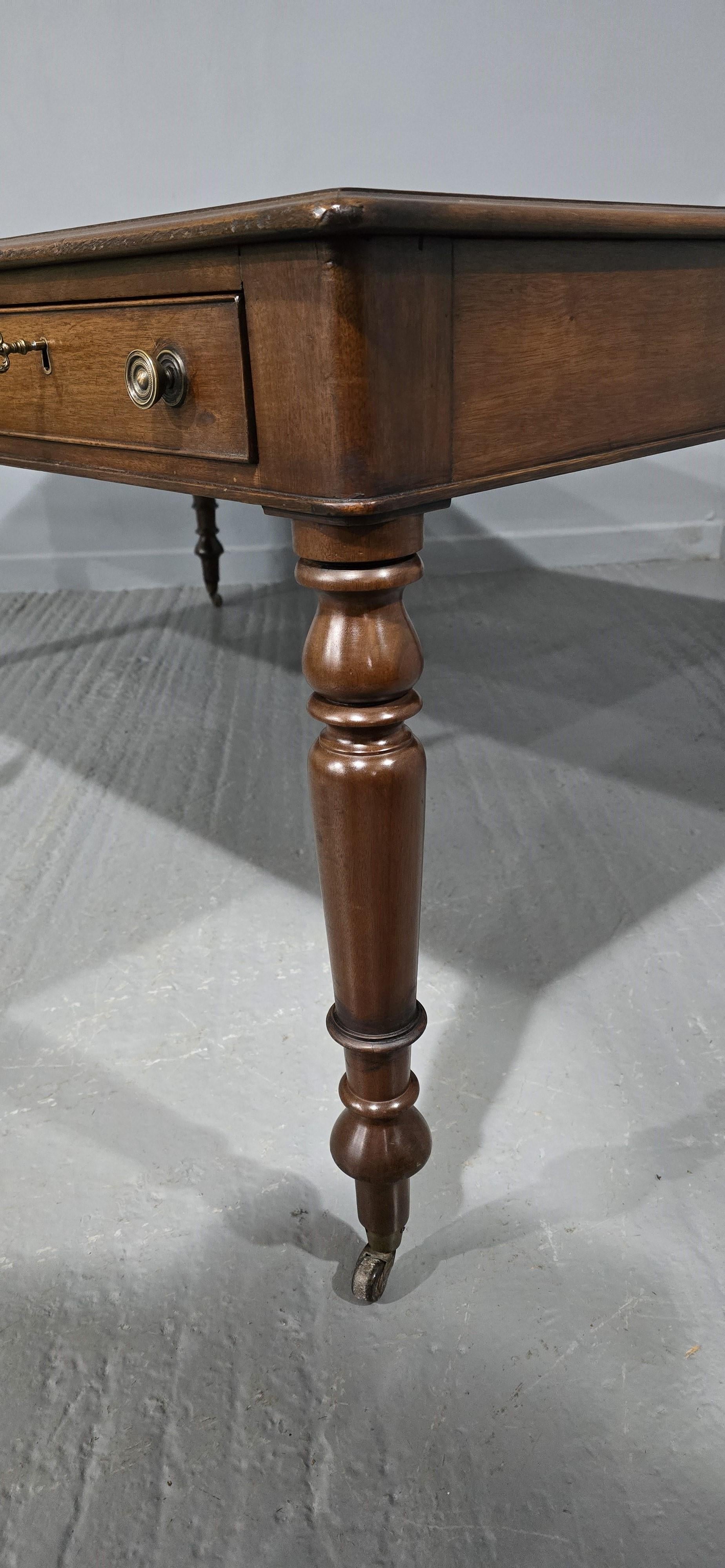 Début de l'époque victorienne Merveilleux  Grande table de bibliothèque victorienne en acajou en vente