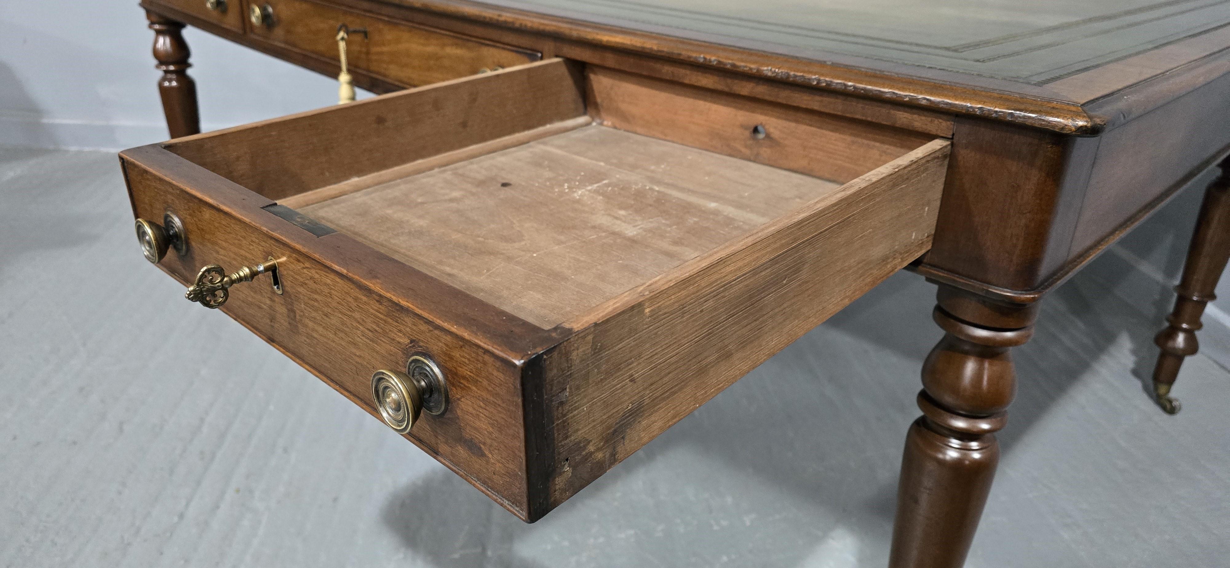XIXe siècle Merveilleux  Grande table de bibliothèque victorienne en acajou en vente