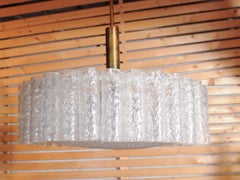 Wunderschöner Kronleuchter aus Eisglas in Messing von Doria