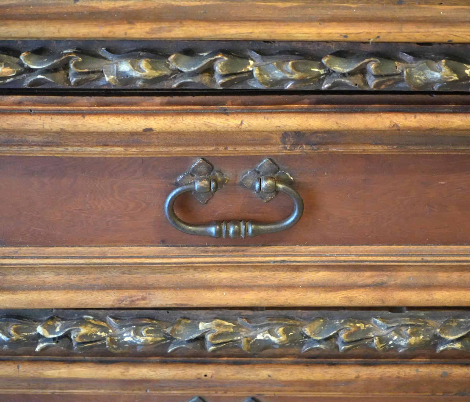 Wonderful Italian 18th Century Walnut Commode / Chest of Drawers Original Cond For Sale 12