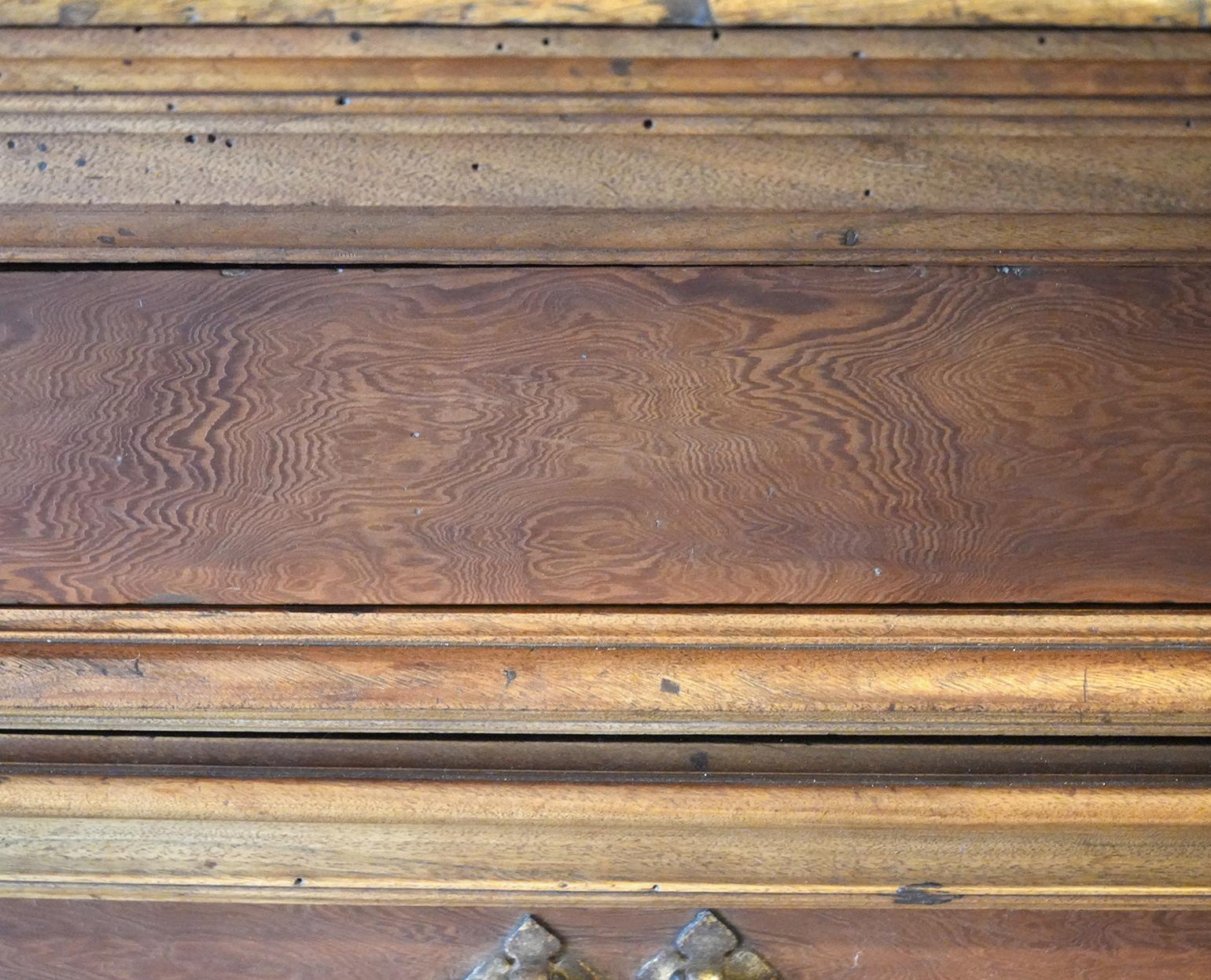 Maravillosa cómoda / cajonera italiana de nogal del siglo XVIII Cond. original en venta 9
